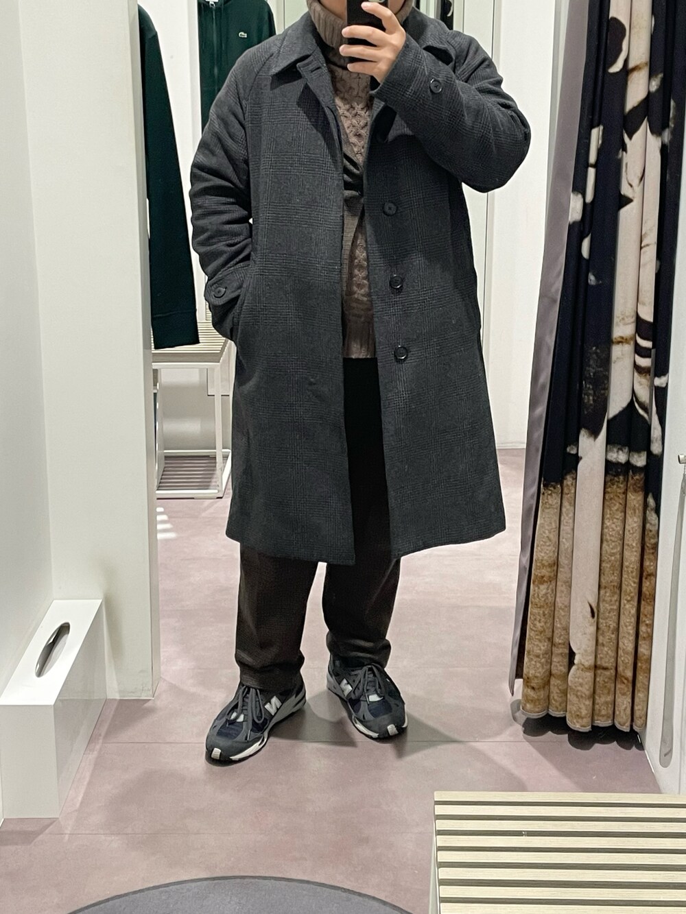 「冬コーデ、大人カジュアル、大人コーデ、ぽっちゃり、ハンチング、タートルネック、ケーブルニット、UNIQLO、千鳥柄、スラックス、セットアップ、ステンカラーコート、ニューバランス、お洒落さんとつながりたい、いいね、save、フォローお願いします🤑」｜「LACOSTEのクロックエンブレムニットハンチング（ハンチング/ベレー帽、ブラック系）」を使った、りゅうたさん（メンズ・159cm）の秋コーディネートの3枚目の写真