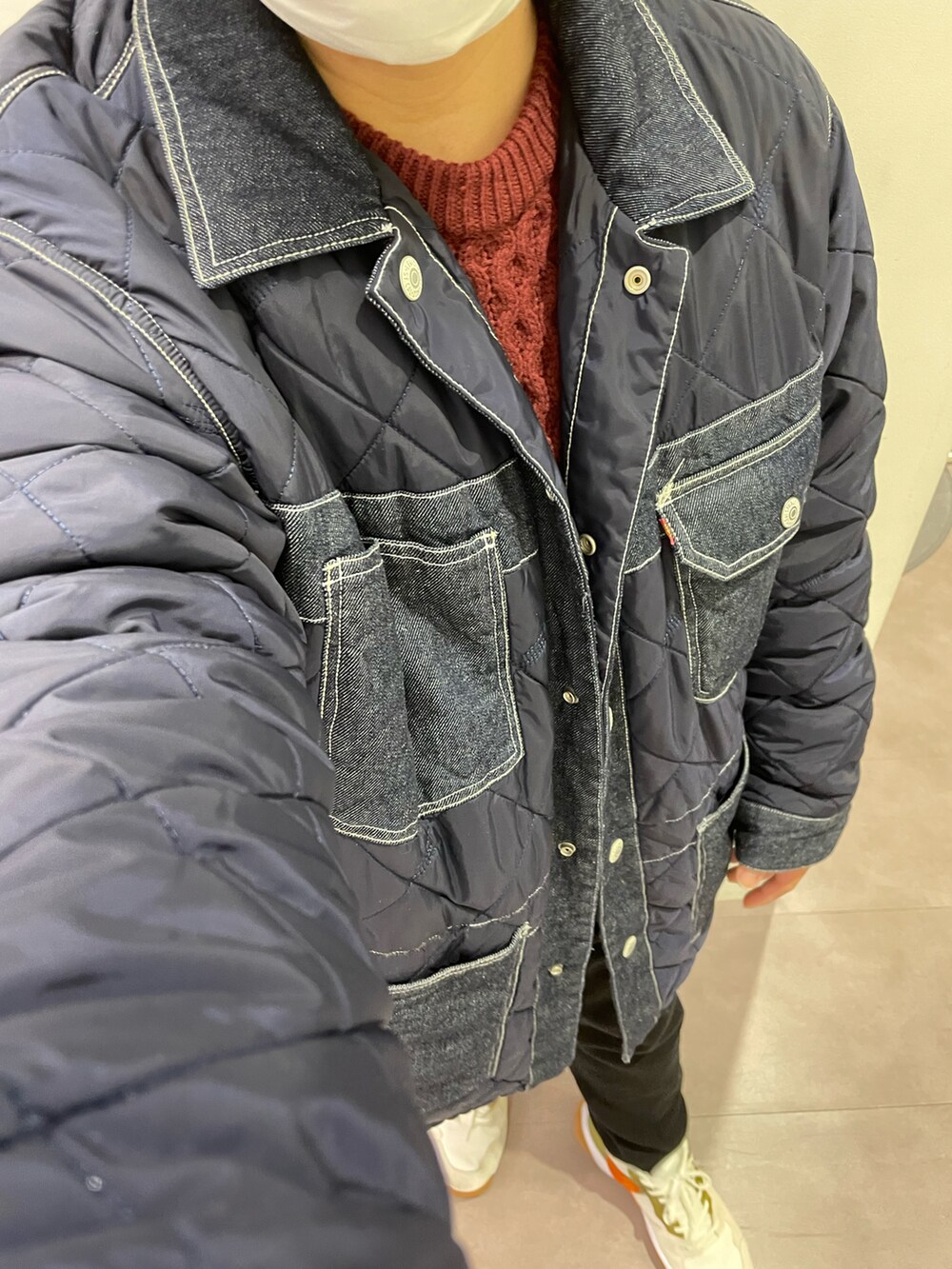 「春コーデ、冬コーデ、シンプル、大人カジュアル、大人コーデ、ブラックコーデ、タックイン、バケットハット、ケーブルニット、春アウター、キルティングジャケット、ニットジョガーパンツ、レースアップシューズ、オレンジ、スニーカー」｜「FREAK'S STOREのファーチューリップハット（ハット、ブラック系）」を使った、りゅうたさん（メンズ・158cm）の春コーディネートの2枚目の写真