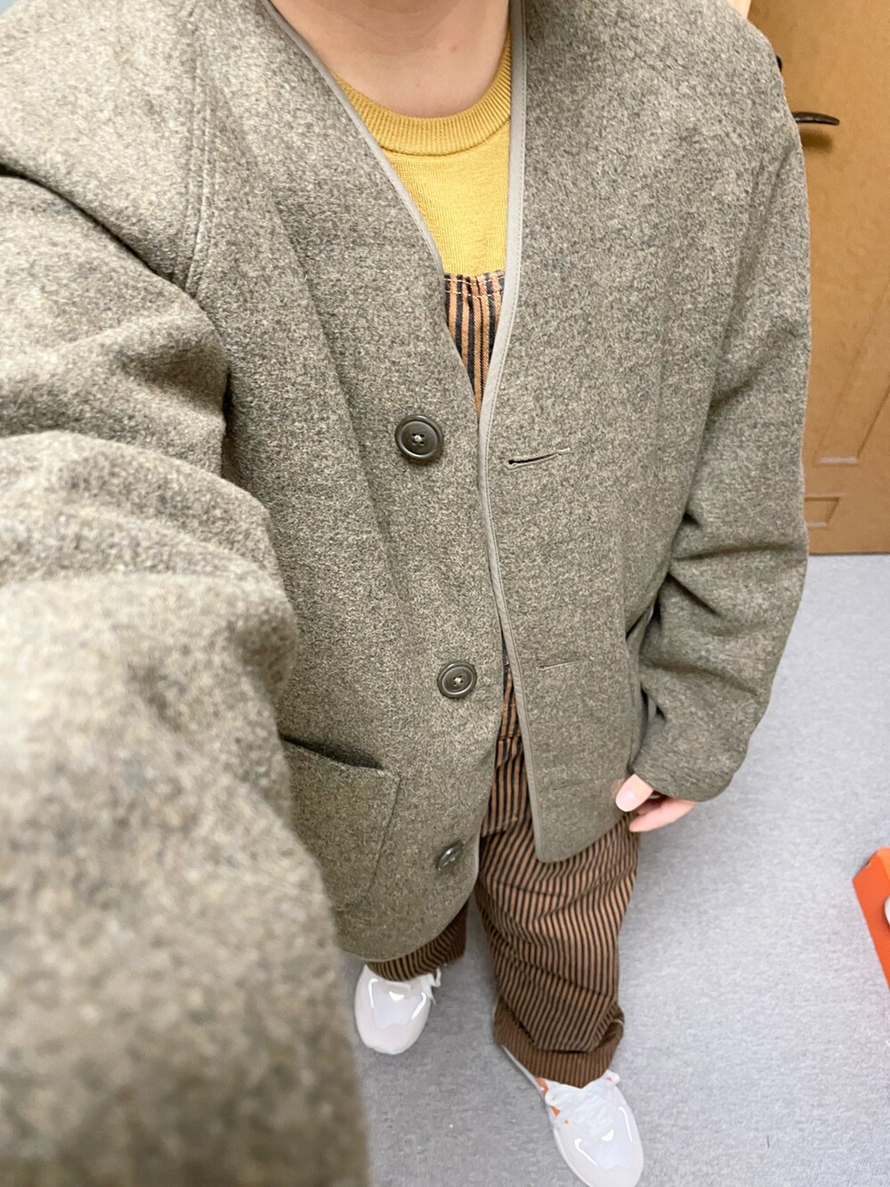 「秋コーデ、休日スタイル、シンプルコーデ、カジュアルコーデ、大人コーデ、レイヤードスタイル、ベレー帽、マスタード、イエロー、ニット、カーディガン、ストライプ、オーバーオール、ニューバランス、スニーカー」｜「GUのGU × UNDERCOVER ベレー帽（ハンチング/ベレー帽、ベージュ系）」を使った、りゅうたさん（メンズ・158cm）の秋コーディネートの2枚目の写真