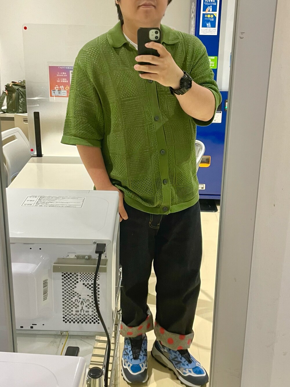 「初秋コーデ、シンプルスタイル、大人カジュアル、ラフ、デニムコーデ、おでかけコーデ、シャツスタイル、ぽっちゃり、ハンチング、メッシュニット、シャツ、バギーデニム、ニューバランス、お洒落さんとつながりたい、いいね、save、フォローお願いします🤑」｜「LACOSTEのカレッジプリントスウェットハンチング（ハンチング/ベレー帽、ブラック系）」を使った、りゅうたさん（メンズ・159cm）の秋コーディネートの2枚目の写真