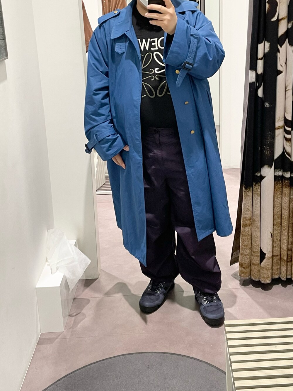 「春夏コーデ、カジュアル、オトナカジュアル、大人コーデ、モード、タックイン、ぽっちゃり、ベレー帽、ブラック、スウェット、春アウター、ワイドパンツ、ニューバランス、ブーツ、おしゃれさんと繋がりたい」｜「PLSTのニットベレー帽（ハンチング/ベレー帽、ブルー系）」を使った、りゅうたさん（メンズ・158cm）の春コーディネートの2枚目の写真