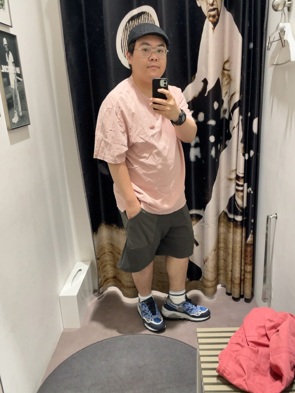 「夏コーデ、シンプルコーデ、カジュアルコーデ、大人カジュアル、ぽっちゃり、メガネ男子、ゆるコーデ、ラフコーデ、ハンチング、ロゴT、ショートパンツ、ニューバランス、スニーカー、おしゃれさんと繋がりたい、いいね、save、フォローお願いします🤑」｜「LACOSTEのベーシックコットンハンチング（ハンチング/ベレー帽、ブラック系）」を使った、りゅうたさん（メンズ・159cm）の夏コーディネートの2枚目の写真