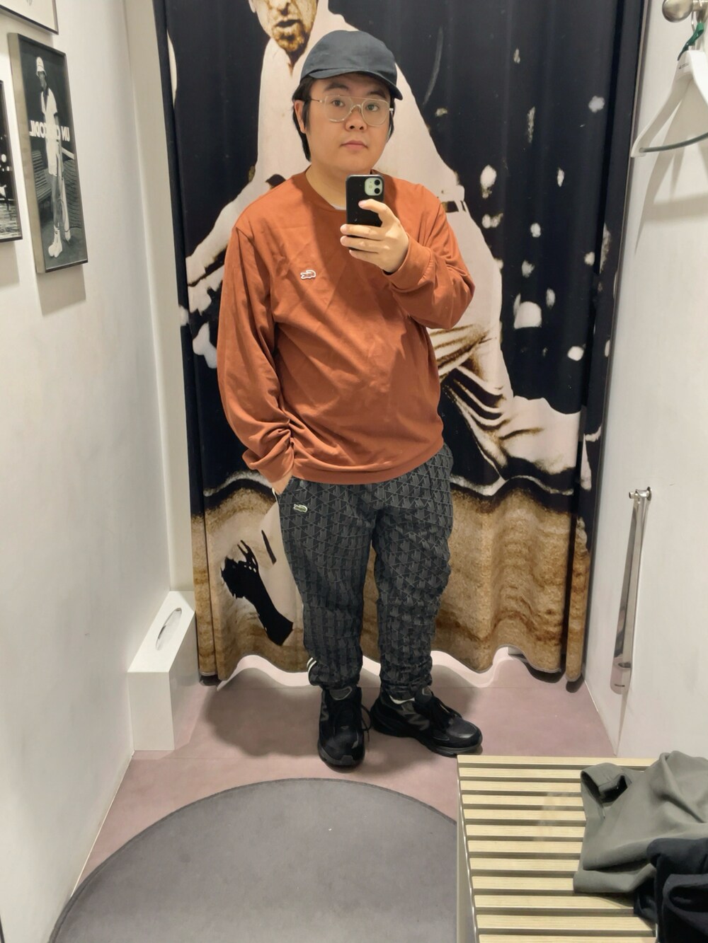 ブラウン系のTシャツ/カットソー、ブラック系のスウェットパンツ、ブラック系のスニーカーを着用したメンズの秋コーディネートの2枚目の写真