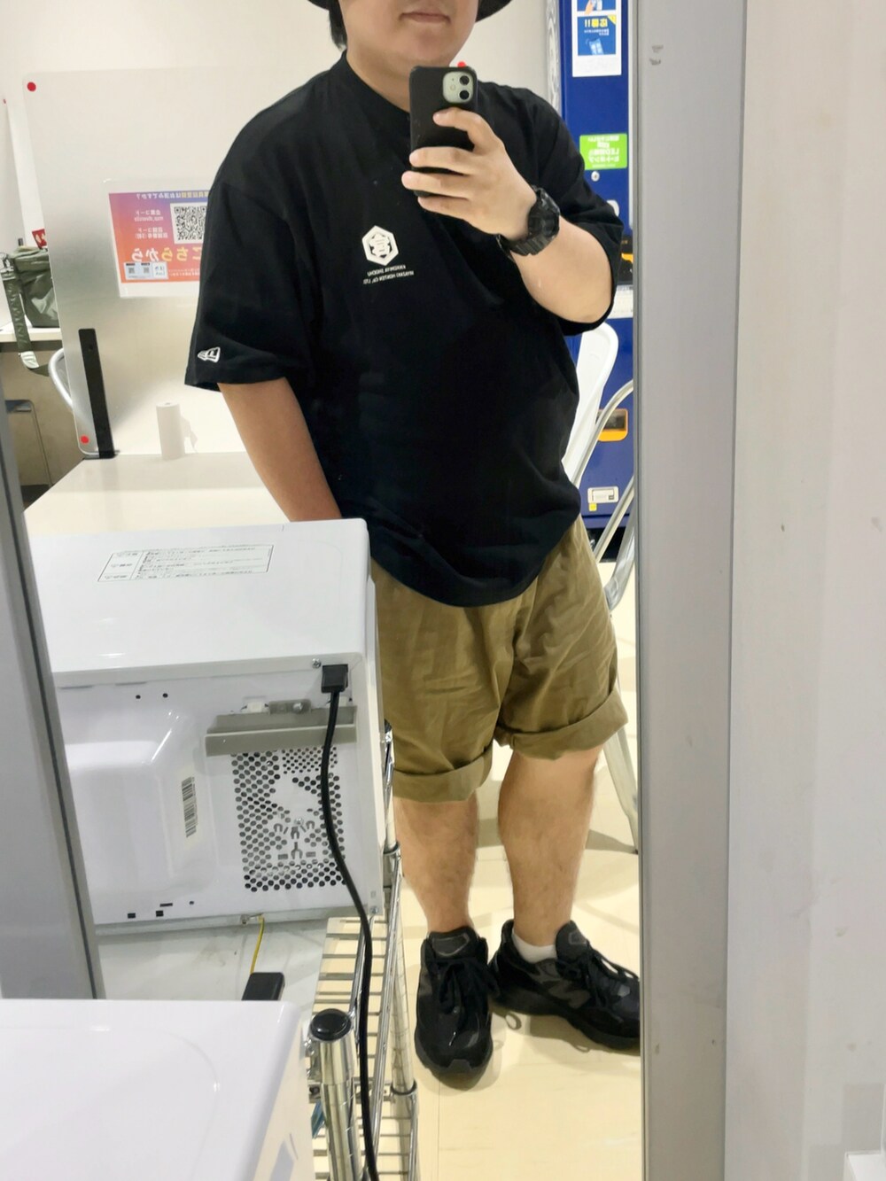 「晩夏、夏だ！Tシャツ着よう！、ストリートコーデ、ぽっちゃり、大人カジュアル、ブラックコーデ、バケットハット、ビッグシルエット、オーバーサイズ、Tシャツ、カーキ、ハーフパンツ、ニューバランス、厚底シューズ、いいね、save、フォローお願いします🤑」｜「NEW ERAのバケット 01 BLACK LABEL SS24 オンブレチェック（ハット、ブラック系）」を使った、りゅうたさん（メンズ・159cm）の秋コーディネートの2枚目の写真