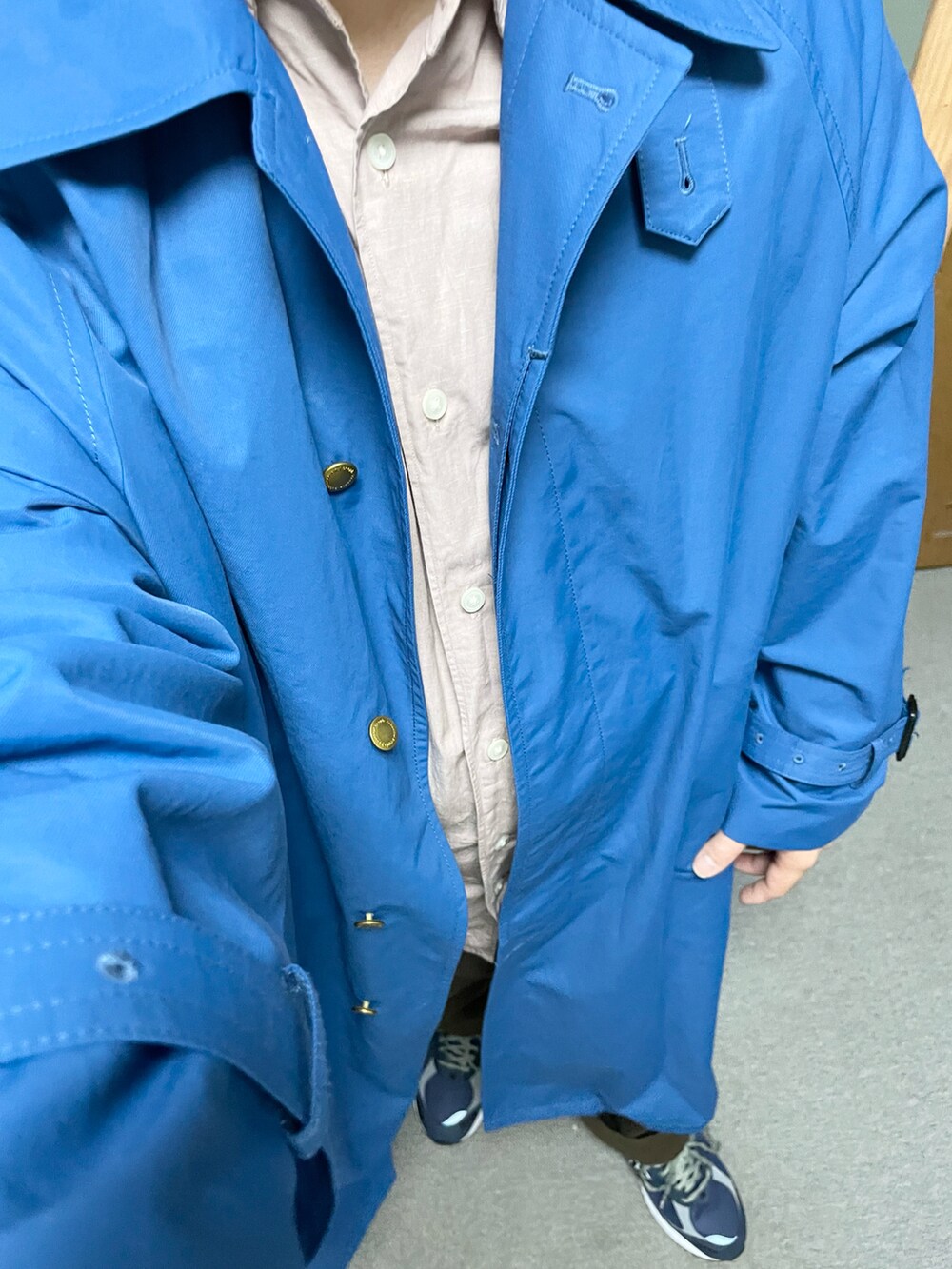 「春コーデ、春服みてみて、大人カジュアル、リラックススタイル、ぽっちゃり、パステル映える春、ハンチング、ピンク、シャツ、ブルー、トレンチコート、ブラウン、デニム、ニューバランス、お洒落さんとつながりたい」｜「LACOSTEのコットンニットハンチング（ハンチング/ベレー帽、ベージュ系）」を使った、りゅうたさん（メンズ・158cm）の春コーディネートの2枚目の写真