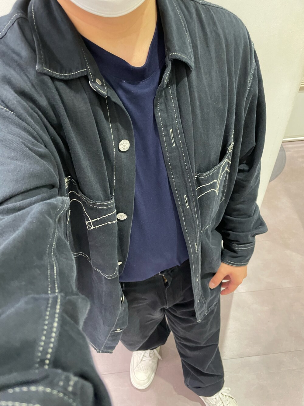 ブルー系のTシャツ/カットソー、ブラック系のシャツ/ブラウス、ブラック系のデニムパンツを着用したメンズの春コーディネートの2枚目の写真