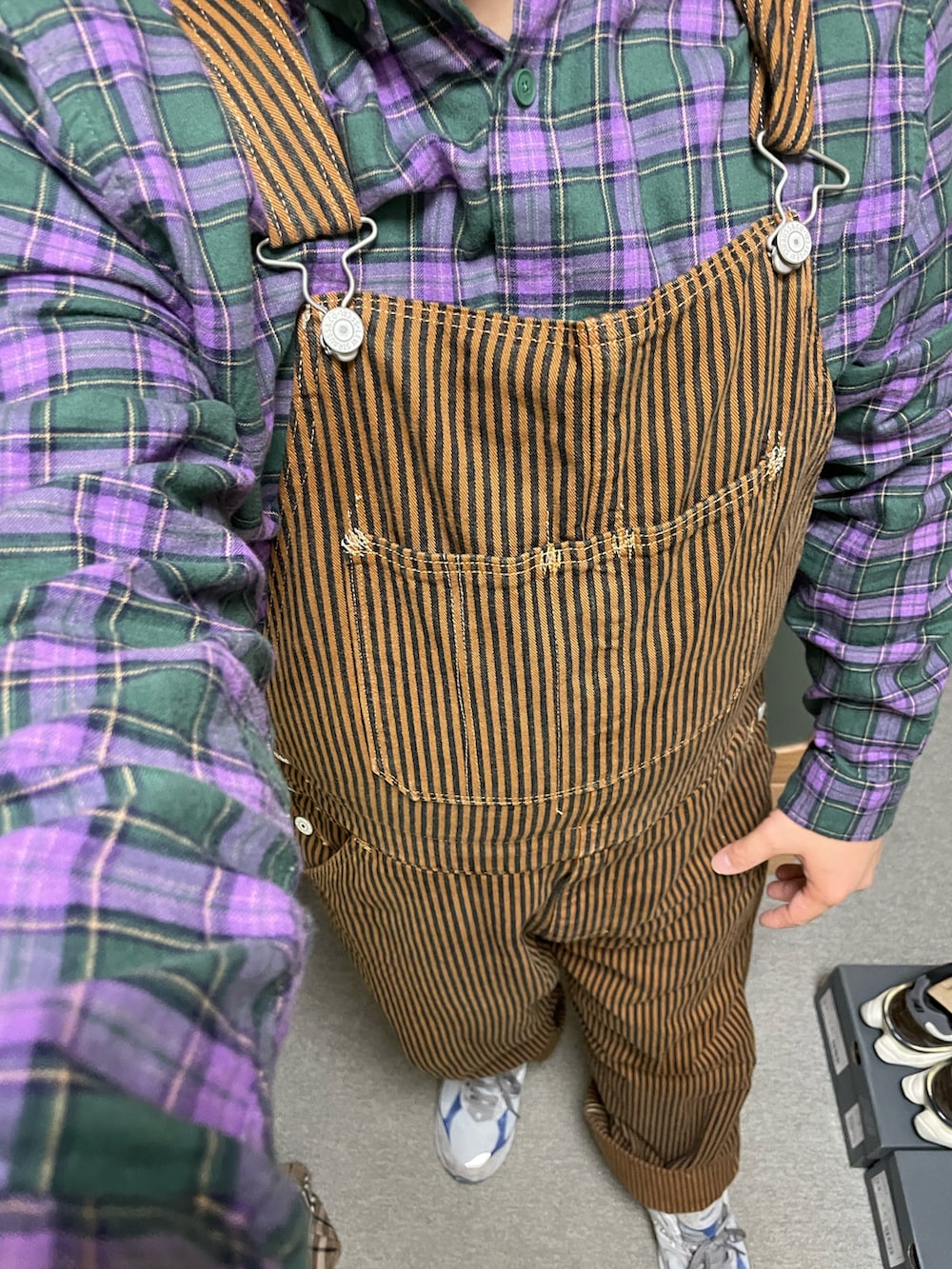 「秋コーデ、秋服準備はじめました、シンプルコーデ、カジュアル、カジュアルコーデ、大人カジュアル、ハンチング、パープル、チェックシャツ、ストライプ、オーバーオール、ニューバランス、ゴアテックス、スニーカー、お洒落さんとつながりたい」｜「LACOSTEのカレッジプリントスウェットハンチング（ハンチング/ベレー帽、ブラック系）」を使った、りゅうたさん（メンズ・158cm）の秋コーディネートの2枚目の写真