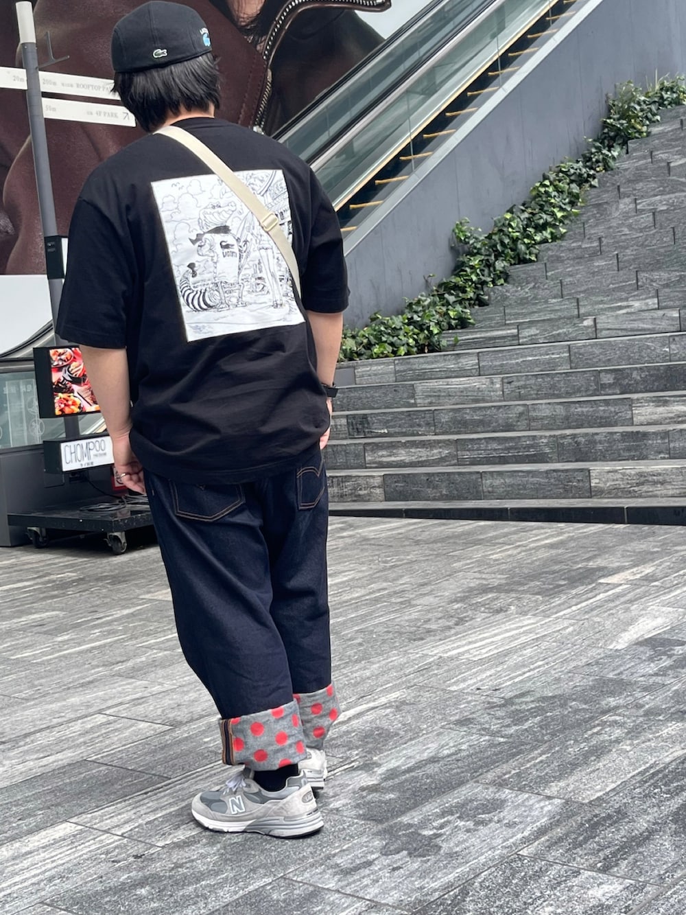 「初秋コーデ、休日スタイル、お出かけコーデ、シンプルコーデ、オトナカジュアル、ぽっちゃり、メガネ男子、ハンチング、バックプリント、デニムパンツ、バギーデニム、ニューバランス、スニーカー、ショルダーバッグ、いいね、save、フォローお願いします🤑」｜「LACOSTEのカレッジプリントスウェットハンチング（ハンチング/ベレー帽、ブラック系）」を使った、りゅうたさん（メンズ・159cm）の秋コーディネートの2枚目の写真