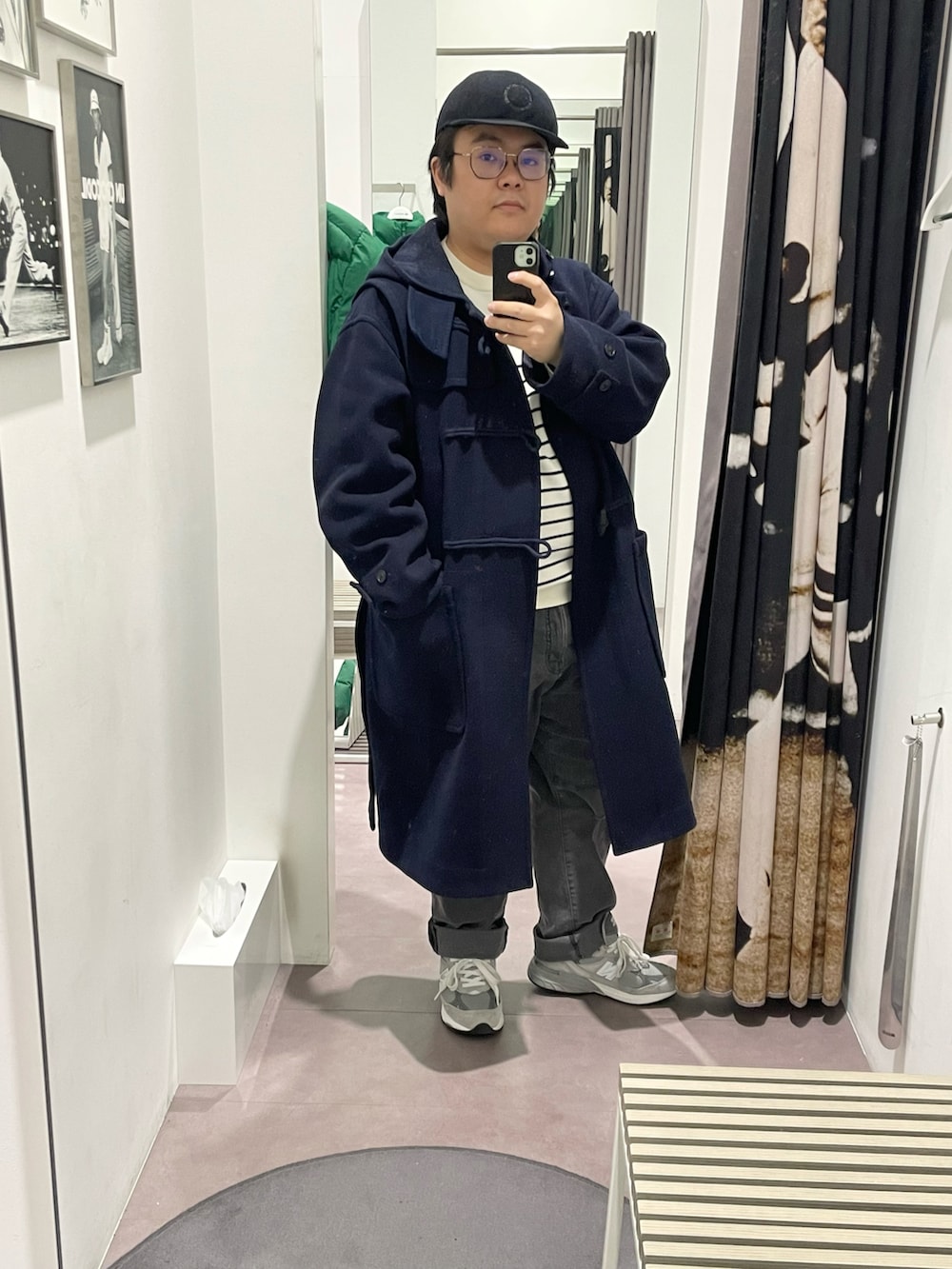 ホワイト系のニット/セーター、ブルー系のダッフルコート、グレー系のデニムパンツを着用したメンズの春コーディネートの2枚目の写真