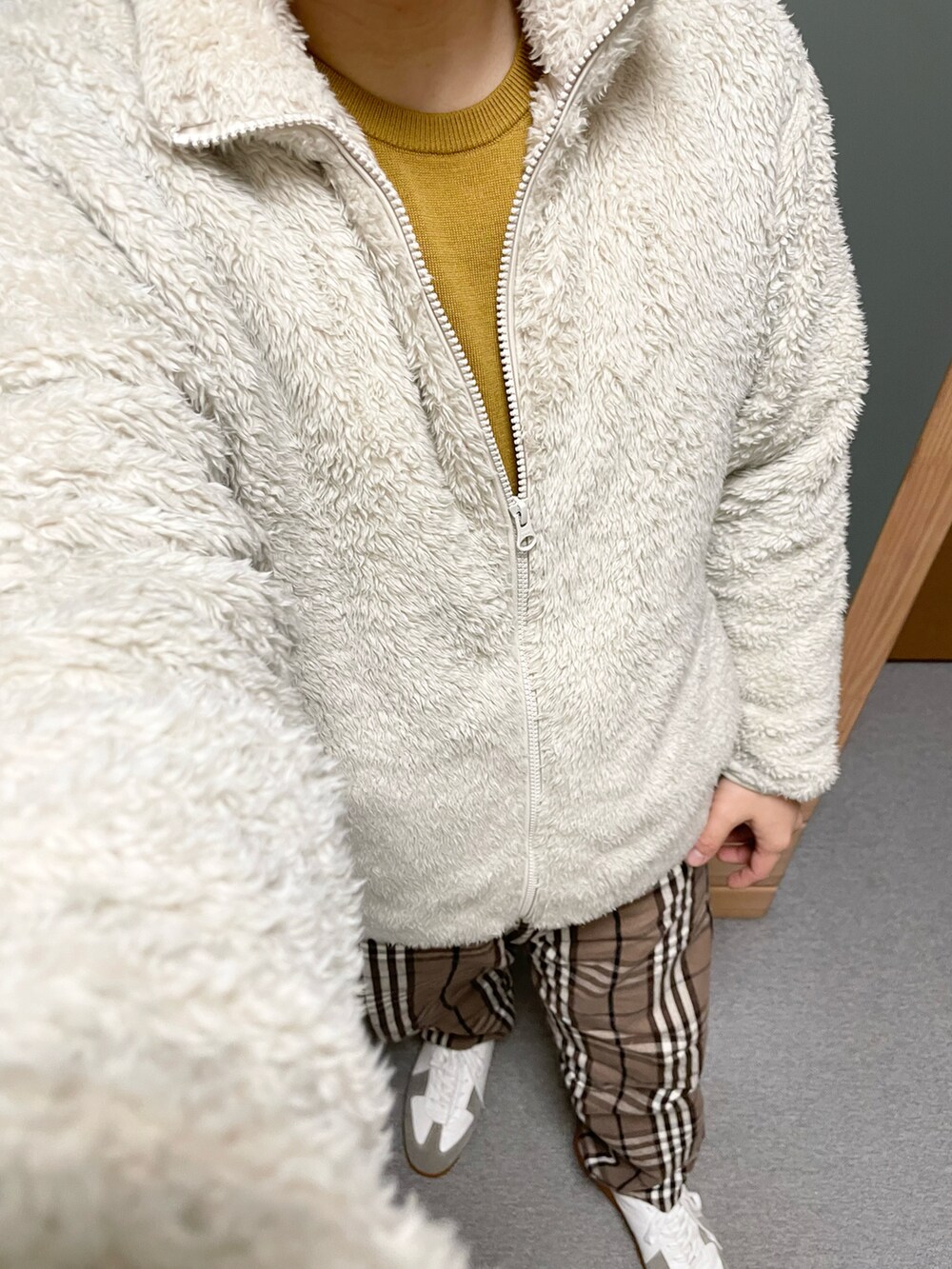 「冬のコーデ、シンプルコーデ、カジュアルコーデ、オトナカジュアル、プチプラコーデ、ノルディック柄、ニット帽、マスタードイエロー、ニット、ホワイト、フリース、チェック、チェックパンツ、スニーカー、白スニーカー」｜「UNIQLOのJW Anderson × UNIQLO ヒートテックニットキャップ（ニットキャップ/ビーニー、イエロー系）」を使った、りゅうたさん（メンズ・158cm）の冬コーディネートの2枚目の写真