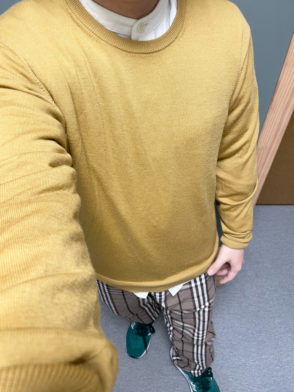 ホワイト系のシャツ/ブラウス、イエロー系のニット/セーター、ブラウン系のその他パンツを着用したメンズの冬コーディネートの2枚目の写真