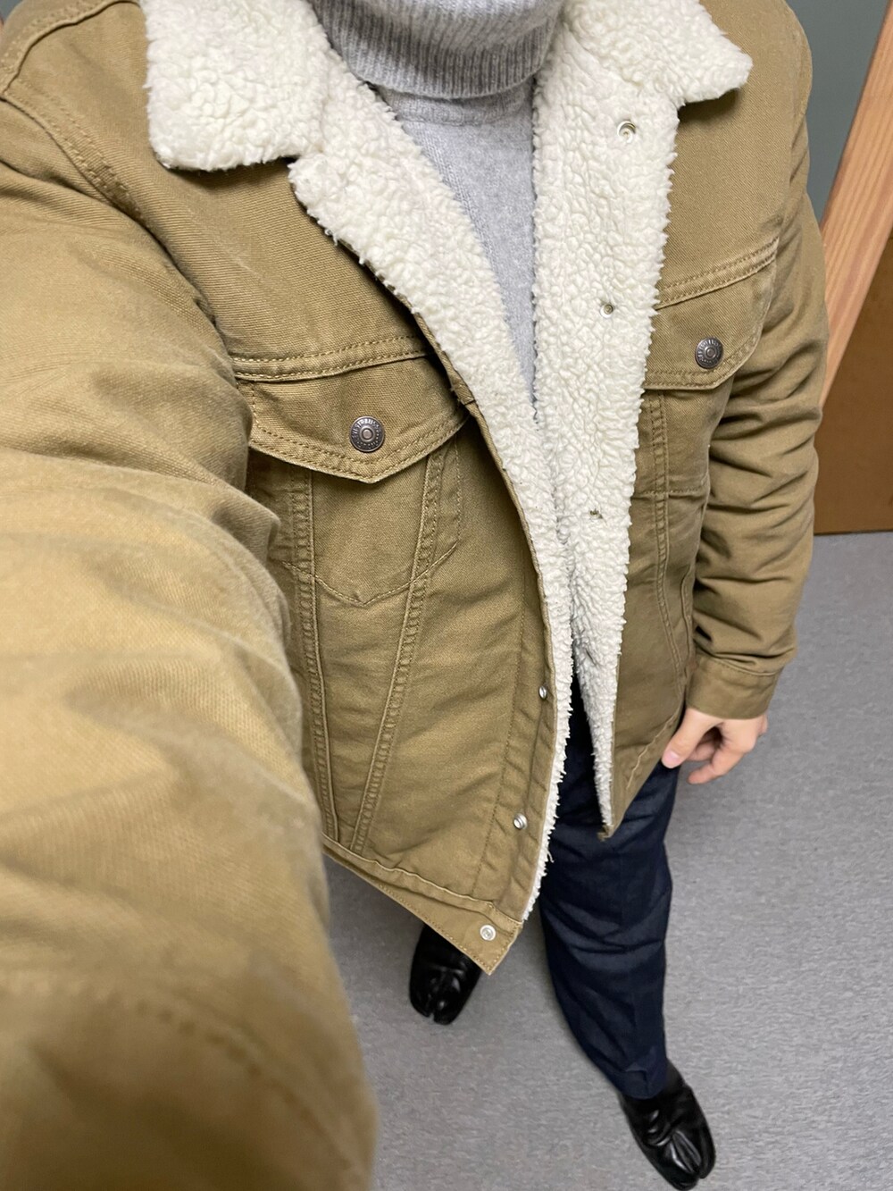 「秋冬コーデ、休日スタイル、シンプルコーデ、オトナカジュアル、大人コーデ、タックイン、レイヤードスタイル、ブラック、ファーハット、タートルネック、ニット、ボアジャケット、デニムパンツ、革靴、足袋」｜「FREAK'S STOREのファーチューリップハット（ハット、ブラック系）」を使った、りゅうたさん（メンズ・158cm）の秋コーディネートの2枚目の写真