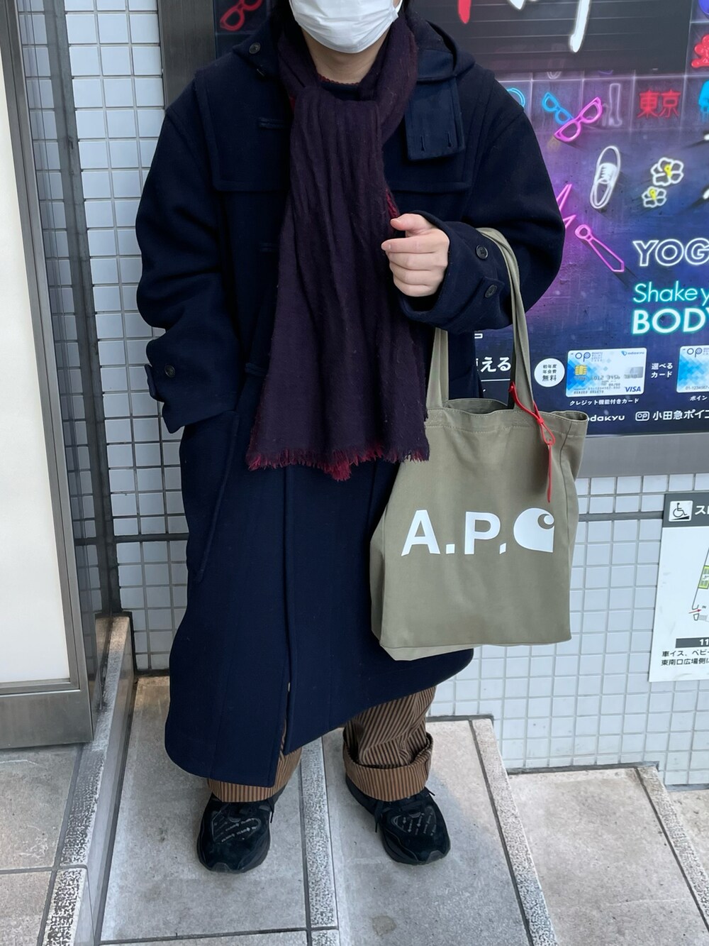 「冬コーデ、シンプル、カジュアルコーデ、大人カジュアル、プチプラ、プチプラコーデ、ラフ、あったかコーデ、ニット帽、ケーブルニット、ダッフルコート、オーバーオール、ニューバランス、スニーカー、ストール」｜「GUのソフトラムブレンドビーニー（ニットキャップ/ビーニー、ベージュ系）」を使った、りゅうたさん（メンズ・158cm）の冬コーディネートの2枚目の写真