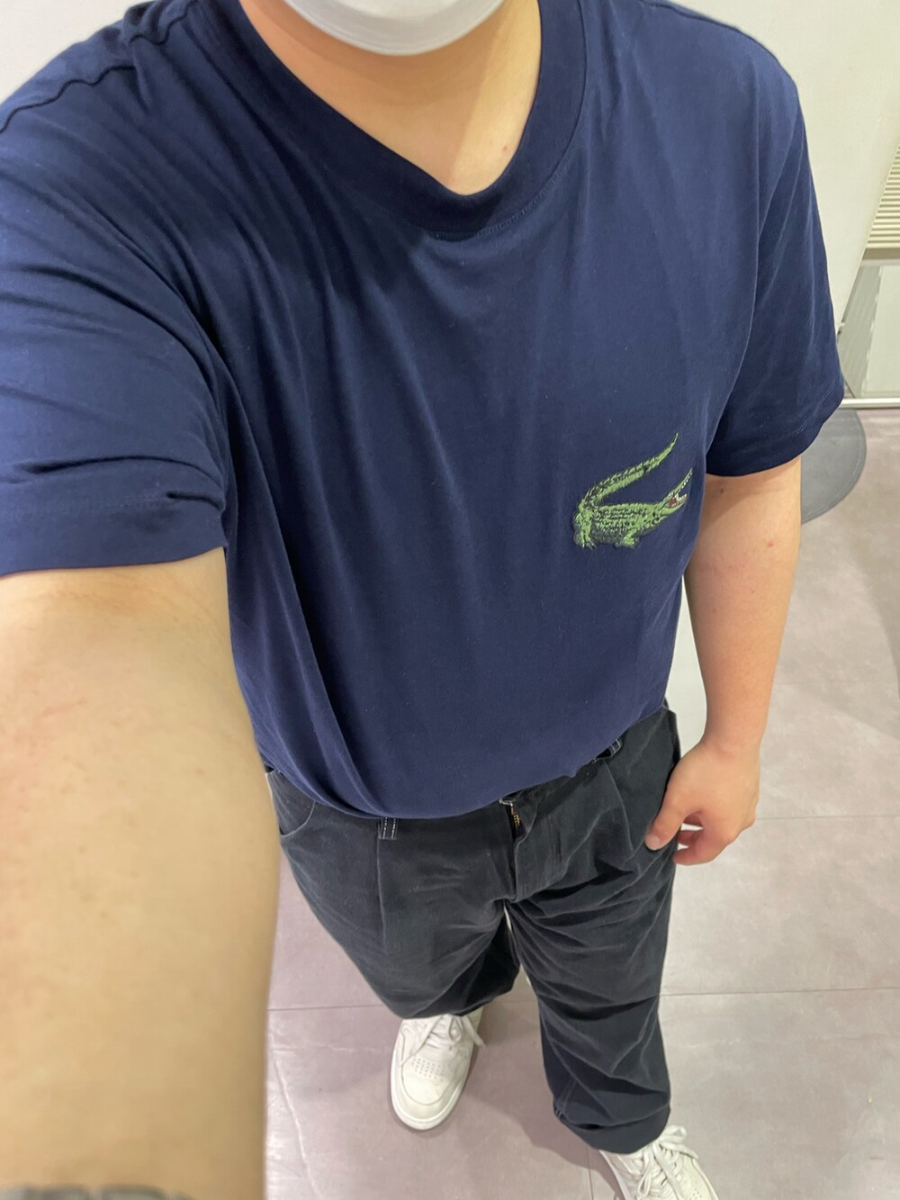 ブルー系のTシャツ/カットソー、ブラック系のデニムパンツ、ホワイト系のスニーカーを着用したメンズの春コーディネートの2枚目の写真