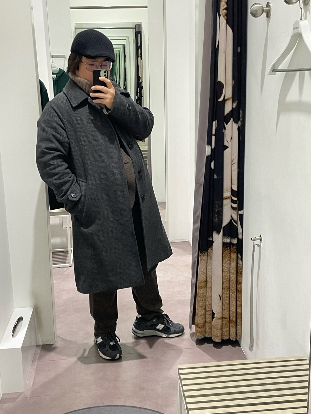 「冬コーデ、大人カジュアル、大人コーデ、ぽっちゃり、ハンチング、タートルネック、ケーブルニット、UNIQLO、千鳥柄、スラックス、セットアップ、ステンカラーコート、ニューバランス、お洒落さんとつながりたい、いいね、save、フォローお願いします🤑」｜「LACOSTEのクロックエンブレムニットハンチング（ハンチング/ベレー帽、ブラック系）」を使った、りゅうたさん（メンズ・159cm）の秋コーディネートの2枚目の写真