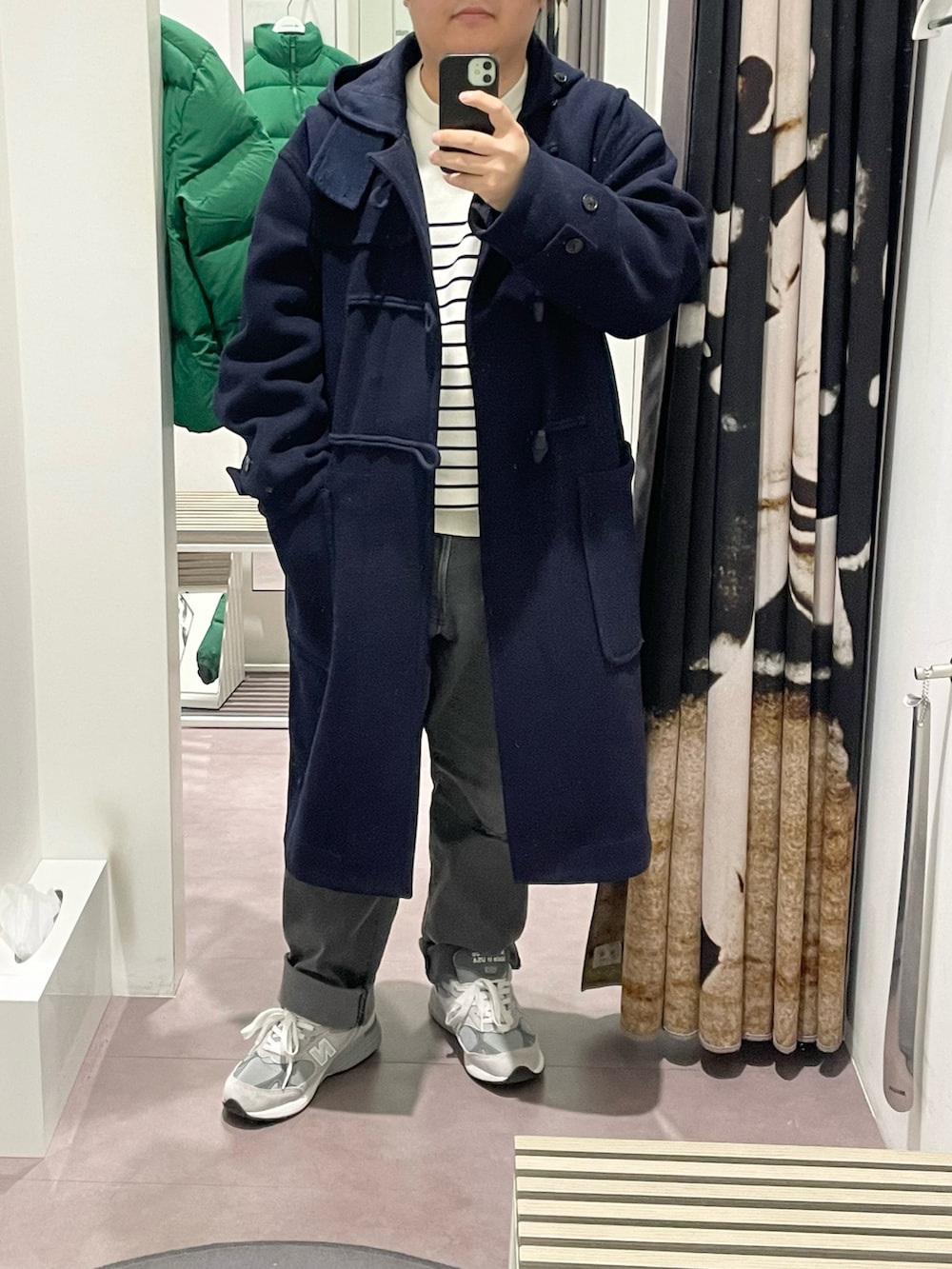 ホワイト系のニット/セーター、ブルー系のダッフルコート、グレー系のデニムパンツを着用したメンズの春コーディネートの3枚目の写真