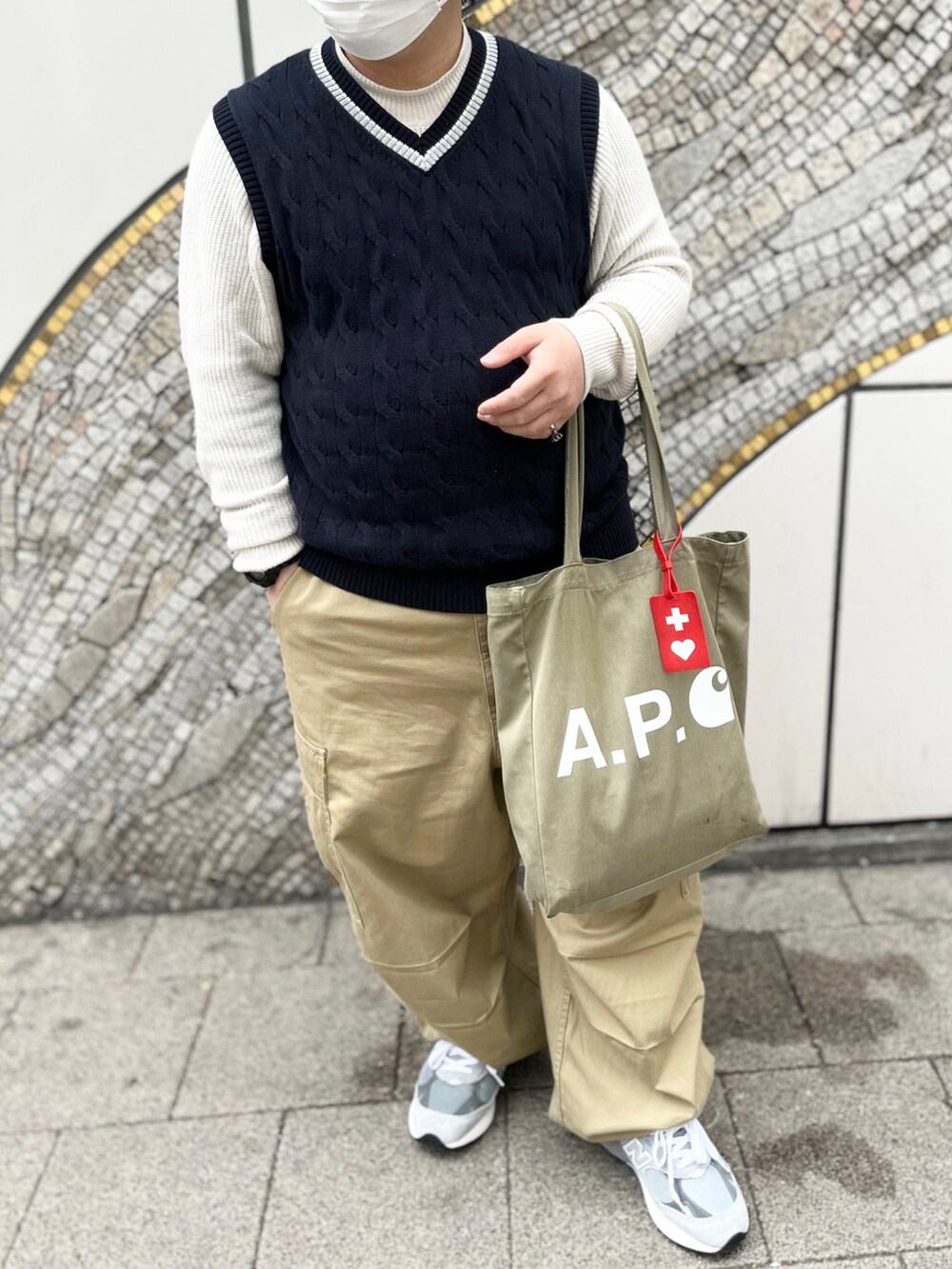 「春コーデ、カジュアル、オトナカジュアル、ぽっちゃり、ハンチング、UNIQLO、モックネック、ケーブルニット、ベスト、カーゴパンツ、ワイドパンツ、ニューバランス、トートバッグ、お洒落さんとつながりたい、いいね、save、フォローお願いします🤑」｜「LACOSTEのコットンニットハンチング（ハンチング/ベレー帽、ブラック系）」を使った、りゅうたさん（メンズ・158cm）の春コーディネートの2枚目の写真