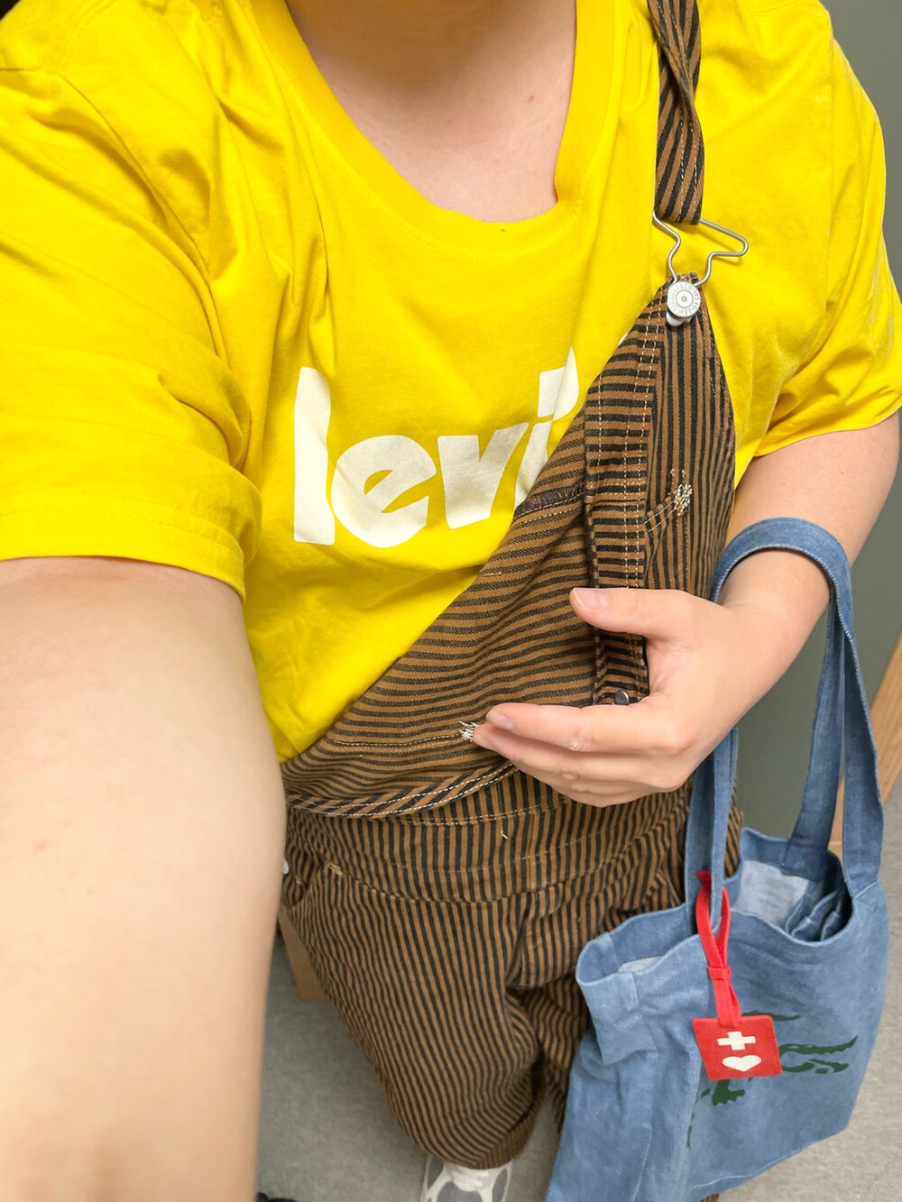 「夏コーデ、初夏コーデ、休日コーデ、カジュアルコーデ、オトナカジュアル、ビタミンカラー、バケットハット、イエロー、ロゴT、ストライプ、オーバーオール、ニューバランス、グレー、スニーカー、トートバッグ」｜「THE NORTH FACEのTHE NORTH FACE/ザ・ノース・フェイス アンダイドハット NN02260（ハット、ホワイト系）」を使った、りゅうたさん（メンズ・158cm）の夏コーディネートの2枚目の写真