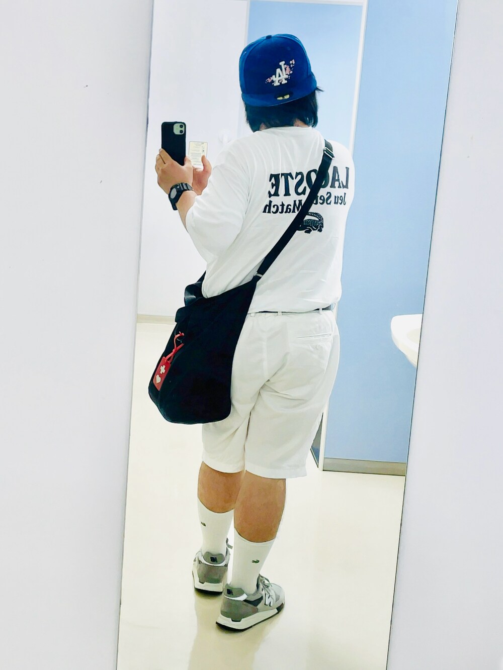 ホワイト系のTシャツ/カットソー、ホワイト系のその他パンツ、ブラック系のトートバッグを着用したメンズの夏コーディネートの2枚目の写真