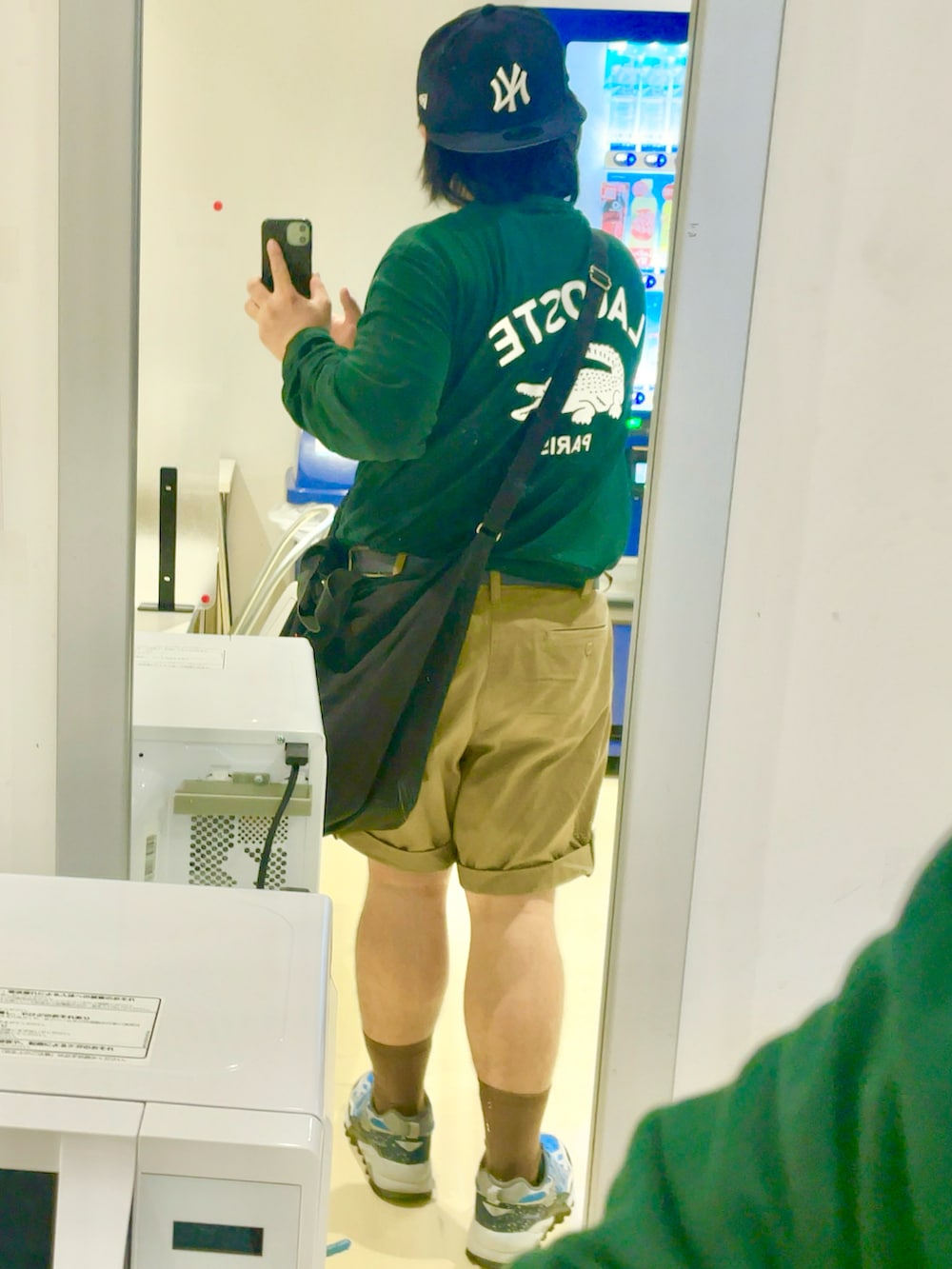 「晩夏、秋服、ストリート、大人コーデ、ぽっちゃり、メガネ男子、タックイン、低身長、キャップ後ろかぶり、バックプリント、ロンT、ショーツ、ニューバランス、ショルダーバッグ、いいね、save、フォローお願いします🤑」|「NEW BALANCEのリブ ミッドカフ 3Pソックス(ソックス/靴下、その他)」を使った、りゅうたさん(メンズ・159cm)の秋コーディネートの2枚目の写真