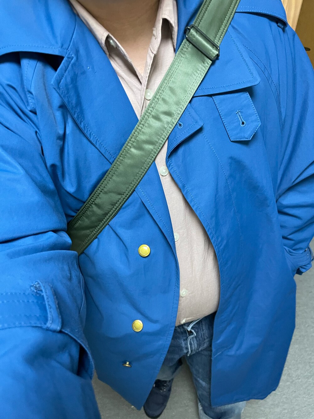「春コーデ、シンプル、大人カジュアル、ぽっちゃり、タックイン、プチプラ、シャツスタイル、ベレー帽、シャツ、トレンチコート、デニム、ニューバランス、ブーツ、ショルダーバッグ、おしゃれさんと繋がりたい」｜「PLSTのニットベレー帽（ハンチング/ベレー帽、ブルー系）」を使った、りゅうたさん（メンズ・158cm）の春コーディネートの2枚目の写真