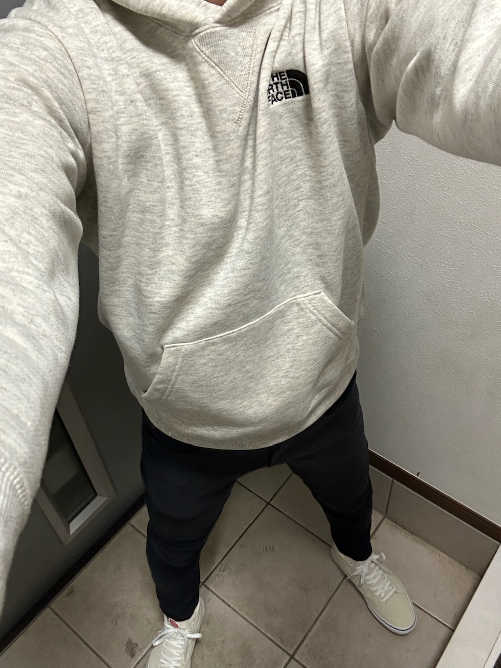 「オトナカジュアル、シンプルコーデ、シンプル、白スニーカー、パーカー、黒スキニー、黒パンツ、ノースフェイス、ジースター・ロゥ(G-STAR RAW)、VANS、ハイカットスニーカー」｜「THE NORTH FACEの【THE NORTH FACE / ザ ノースフェイス】 SQUARE LOGO HOODIE（パーカー、ホワイト系）」を使った、ヒーボーさん（メンズ・177cm）の冬コーディネートの2枚目の写真