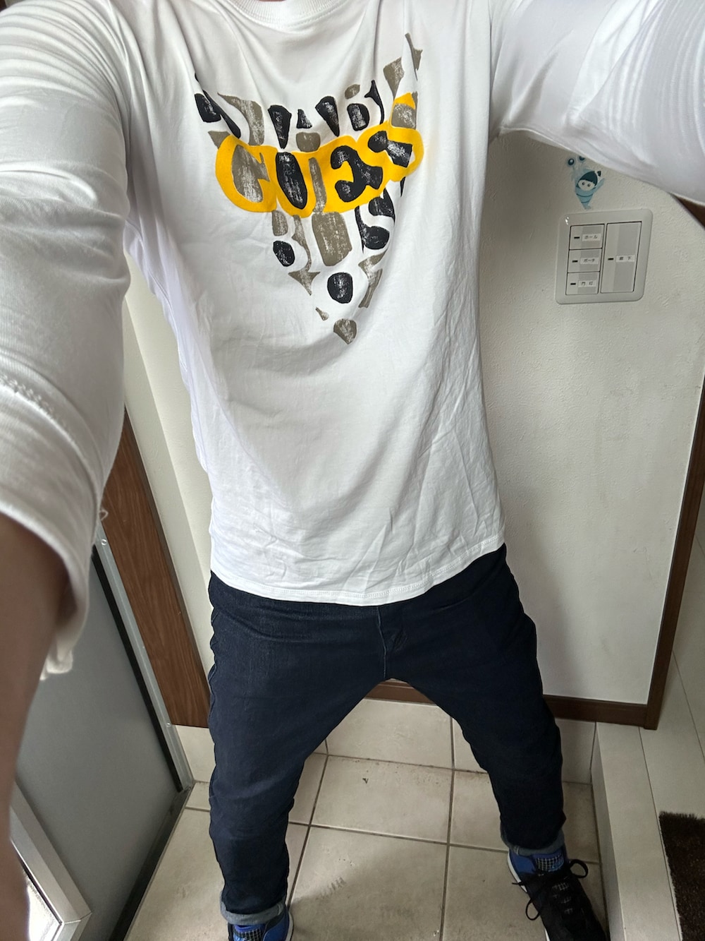 「カジュアルコーデ、シンプル、スニーカー、スニーカーコーデ、NIKE、Tシャツ×デニム、デニムパンツ、ジョーダン、ゲス、ゲス(GUESS)、サルエルデニム」｜「GuessのBlurri L/S Tee（Tシャツ/カットソー、ホワイト系）」を使った、ヒーボーさん（メンズ・177cm）の夏コーディネートの2枚目の写真