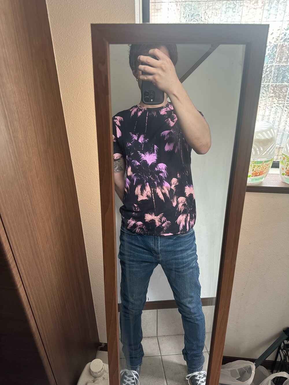 「シンプル、ラフ、ブラック、Tシャツ、今日のコーデ、ハデハデ、ゲス、ゲス(GUESS)、デニム、コンバース、スニーカー」｜「GuessのEco Ombre Palm Print Tee（Tシャツ/カットソー、ブラック系）」を使った、ヒーボーさん（メンズ・177cm）の夏コーディネートの2枚目の写真