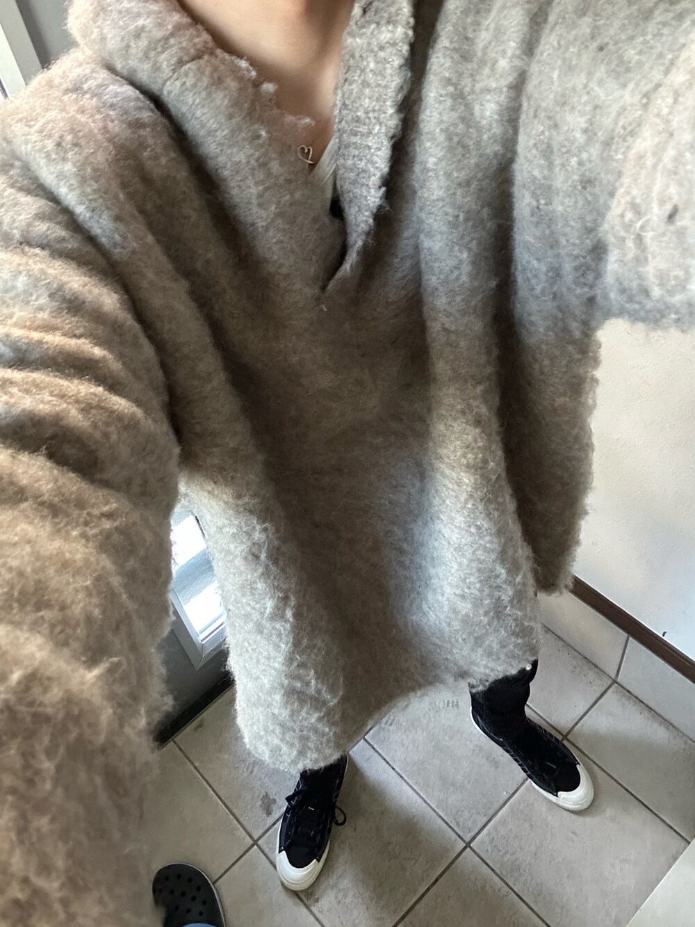 「シンプルコーデ、休日コーデ、ゆるコーデ、ビッグシルエット、大人カジュアル、ラフ、ニット、ZARA、スニーカー、スニーカーコーデ、黒スキニー、リーバイス」｜「ZARAのアイテム（ニット/セーター、グレー系）」を使った、ヒーボーさん（メンズ・177cm）の冬コーディネートの2枚目の写真