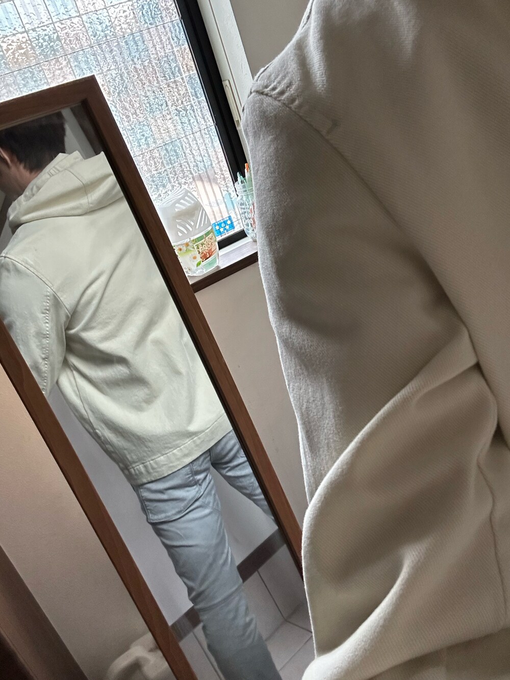 「休日スタイル、シンプルコーデ、オトナカジュアル、スニーカーコーデ、シンプルスタイル、カジュアルコーデ、モノトーン、スニーカー、淡色コーデ、ZARA」｜「ZARA MANのアイテム（ブルゾン、ホワイト系）」を使った、ヒーボーさん（メンズ・177cm）の秋コーディネートの3枚目の写真