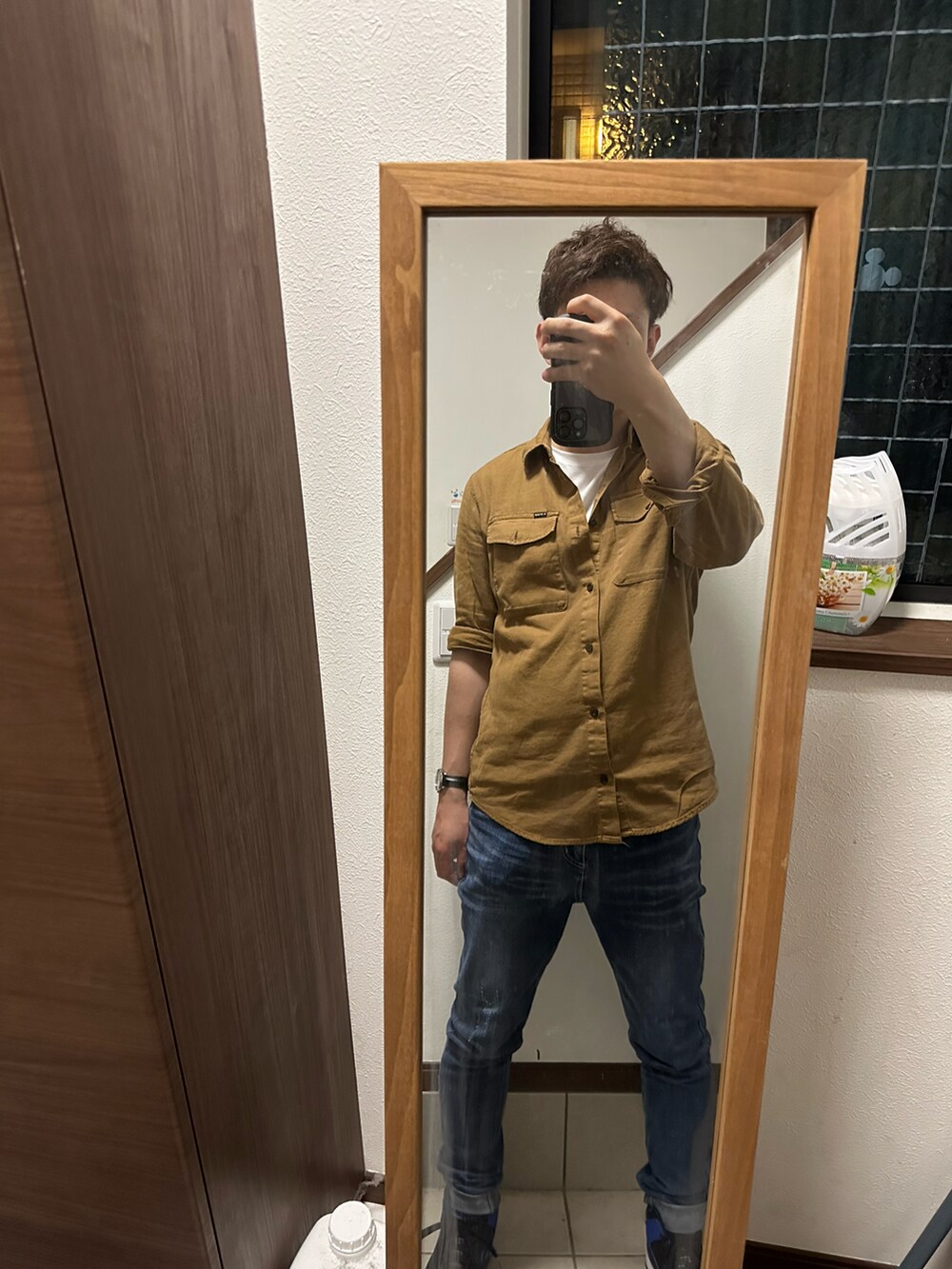 「お出かけコーデ、今日のコーデ、スニーカー、カジュアル、デニムパンツ、シンプル、シャツコーデ、NIKE、ブラウンシャツ、エアージョーダン、ジースター・ロゥ(G-STAR RAW)、コムサイズム」｜「G-STAR RAWのMARINE SLIM SHIRT/デニムシャツ（シャツ/ブラウス、ベージュ系）」を使った、ヒーボーさん（メンズ・177cm）の夏コーディネートの3枚目の写真