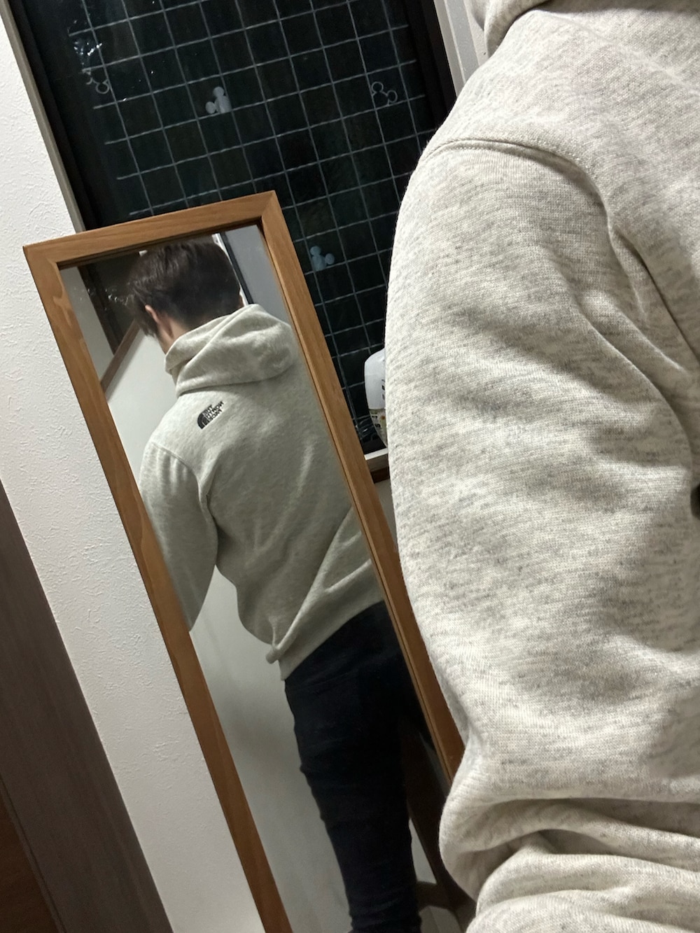 「オトナカジュアル、シンプルコーデ、シンプル、白スニーカー、パーカー、黒スキニー、黒パンツ、ノースフェイス、ジースター・ロゥ(G-STAR RAW)、VANS、ハイカットスニーカー」｜「THE NORTH FACEの【THE NORTH FACE / ザ ノースフェイス】 SQUARE LOGO HOODIE（パーカー、ホワイト系）」を使った、ヒーボーさん（メンズ・177cm）の冬コーディネートの3枚目の写真