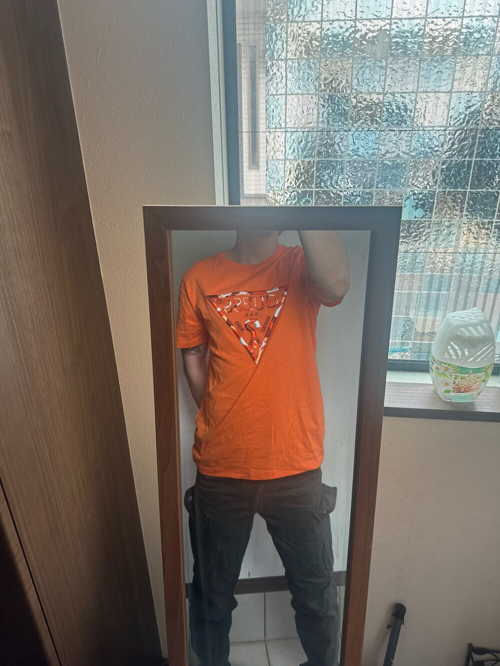 「カジュアル、今日のコーデ、アメカジ、シンプル、カーゴパンツ、Tシャツ、スニーカー、カーキ、オレンジ、ゲス、ジースター・ロゥ(G-STAR RAW)」｜「GuessのGad Tee（Tシャツ/カットソー、オレンジ系）」を使った、ヒーボーさん（メンズ・177cm）の夏コーディネートの2枚目の写真
