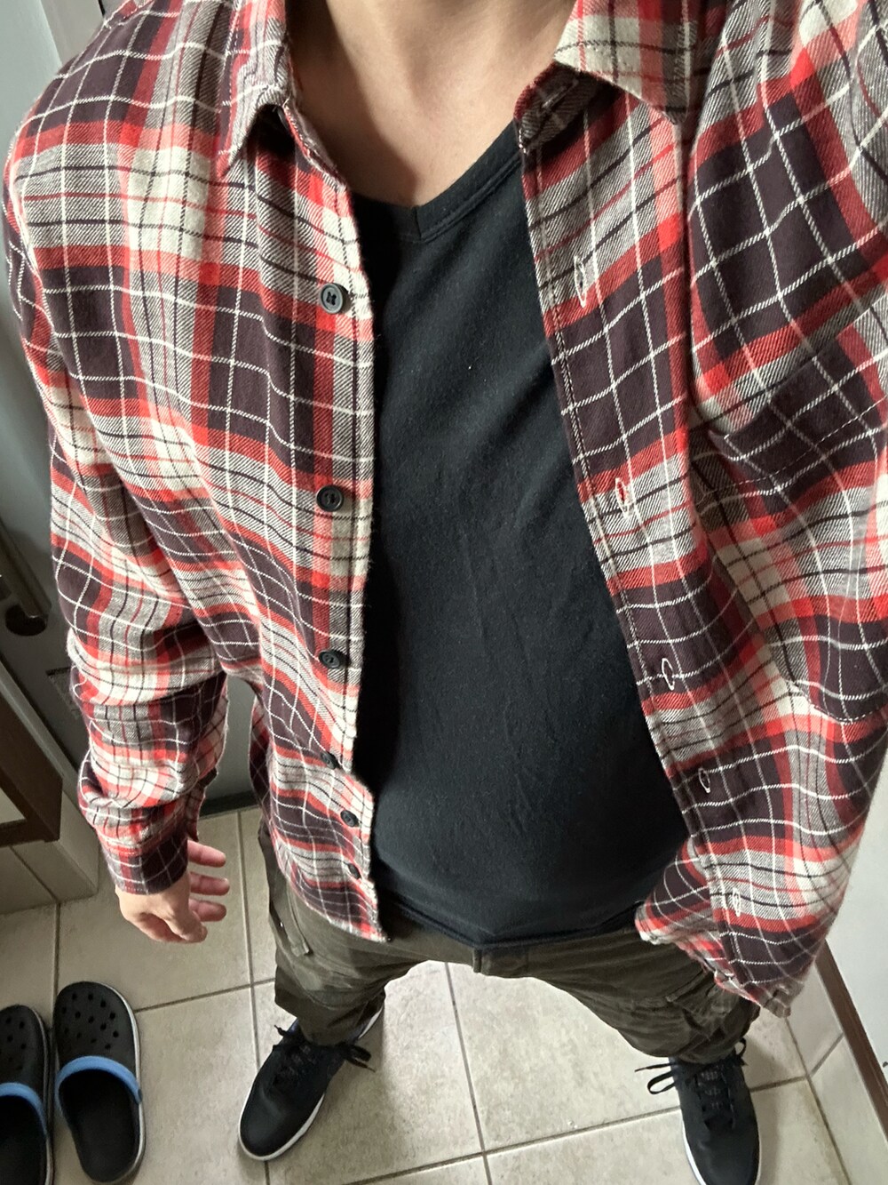 「秋服、カジュアル、黒Tシャツ、ハイカットスニーカー、チェックシャツ、NIKE、カーゴパンツ、カーキ、アメカジコーデ、ZARA、ジースター・ロゥ(G-STAR RAW)」｜「ZARAのアイテム（シャツ/ブラウス、レッド系）」を使った、ヒーボーさん（メンズ・177cm）の秋コーディネートの2枚目の写真