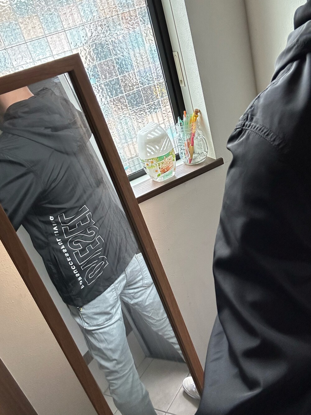 「シンプル、今日のコーデ、デニムパンツ、スニーカー、雨の日コーデ、マウンテンパーカー、Diesel、ジースター・ロゥ(G-STAR RAW)、VANS」｜「DIESELのメンズ ナイロンパーカー ポケッタブル ナイロン（ナイロンジャケット、ブラック系）」を使った、ヒーボーさん（メンズ・177cm）の春コーディネートの3枚目の写真