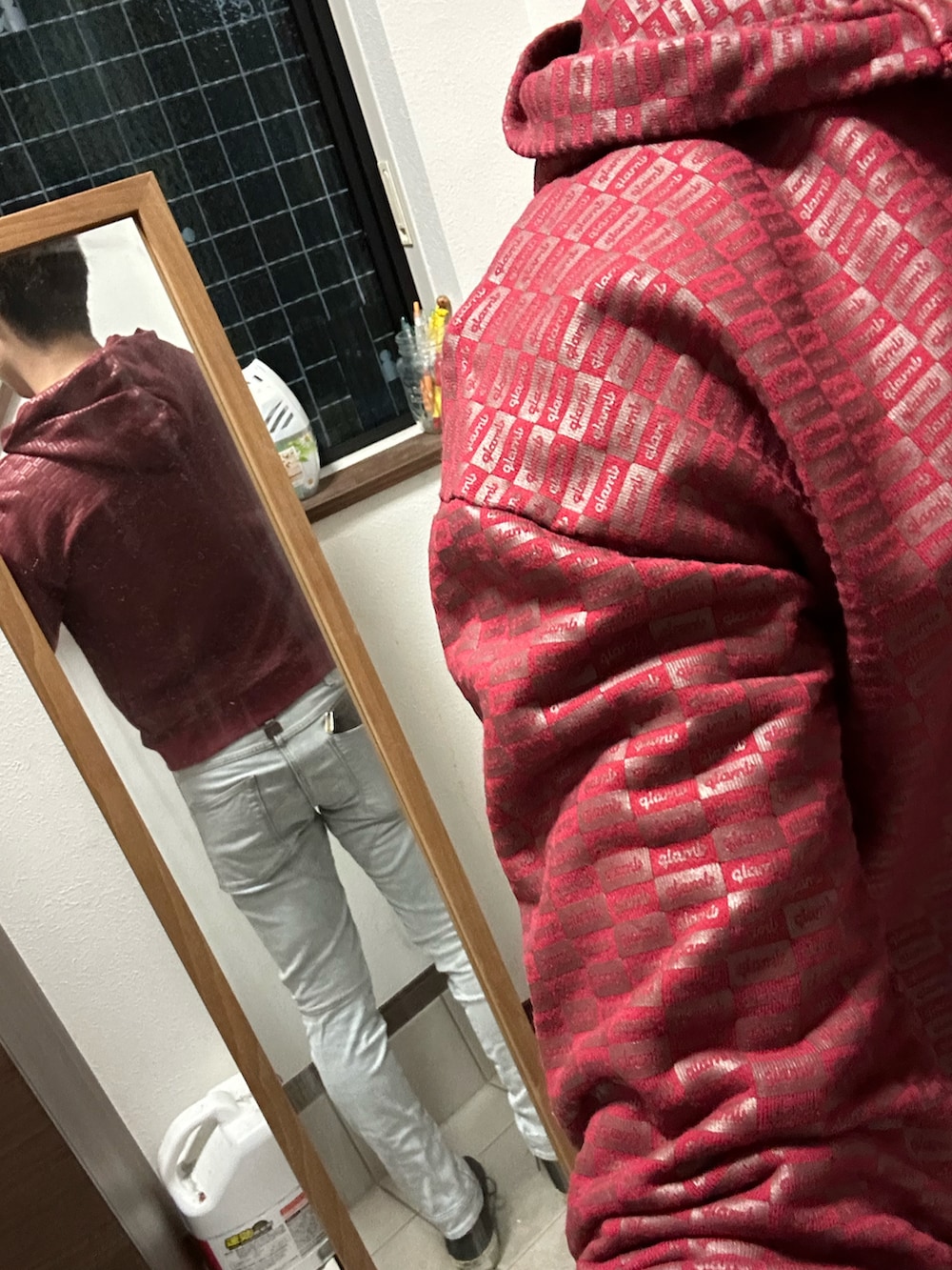 「秋コーデ、シンプルコーデ、今日のコーデ、スニーカー、パーカー、デニムパンツ、デニム、グレー、赤、Diesel、グラム(glamb)、ジースター・ロゥ(G-STAR RAW)」｜「glambのBox logo pattern hoodie / ボックスロゴパターンフーディ―（パーカー、レッド系）」を使った、ヒーボーさん（メンズ・177cm）の秋コーディネートの3枚目の写真