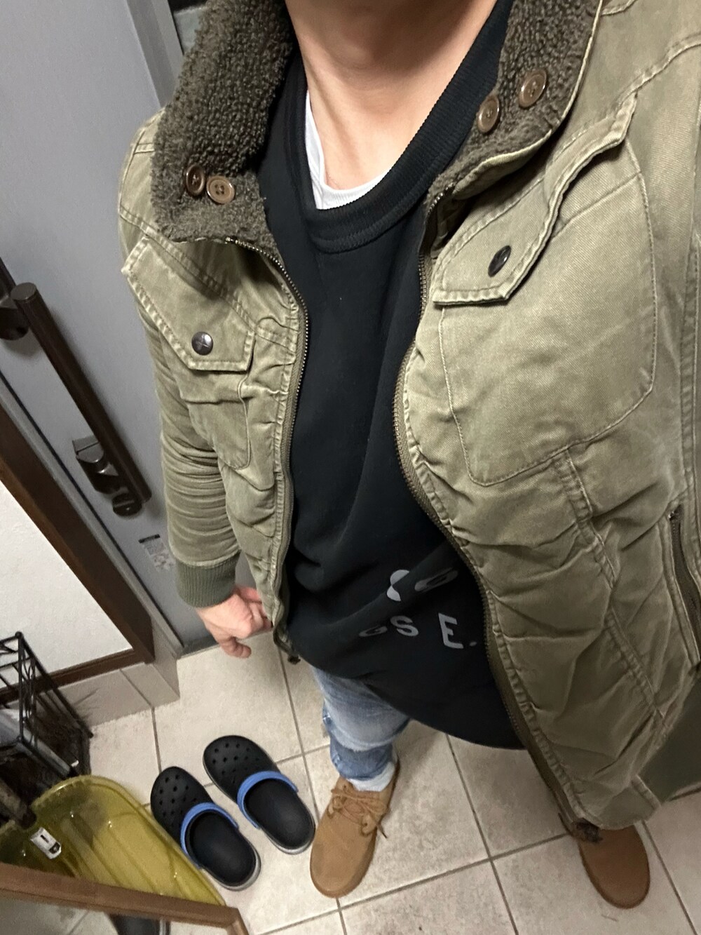 「お洒落さんとつながりたい、シンプル、シンプルコーデ、冬アウター、トレーナー、ムートンブーツ、ブルゾン、M-65、ジョグジーンズ、ジースター・ロゥ(G-STAR RAW)、Diesel、UGG」｜「JACKROSEのアイテム（ブルゾン、グリーン系）」を使った、ヒーボーさん（メンズ・177cm）の冬コーディネートの2枚目の写真