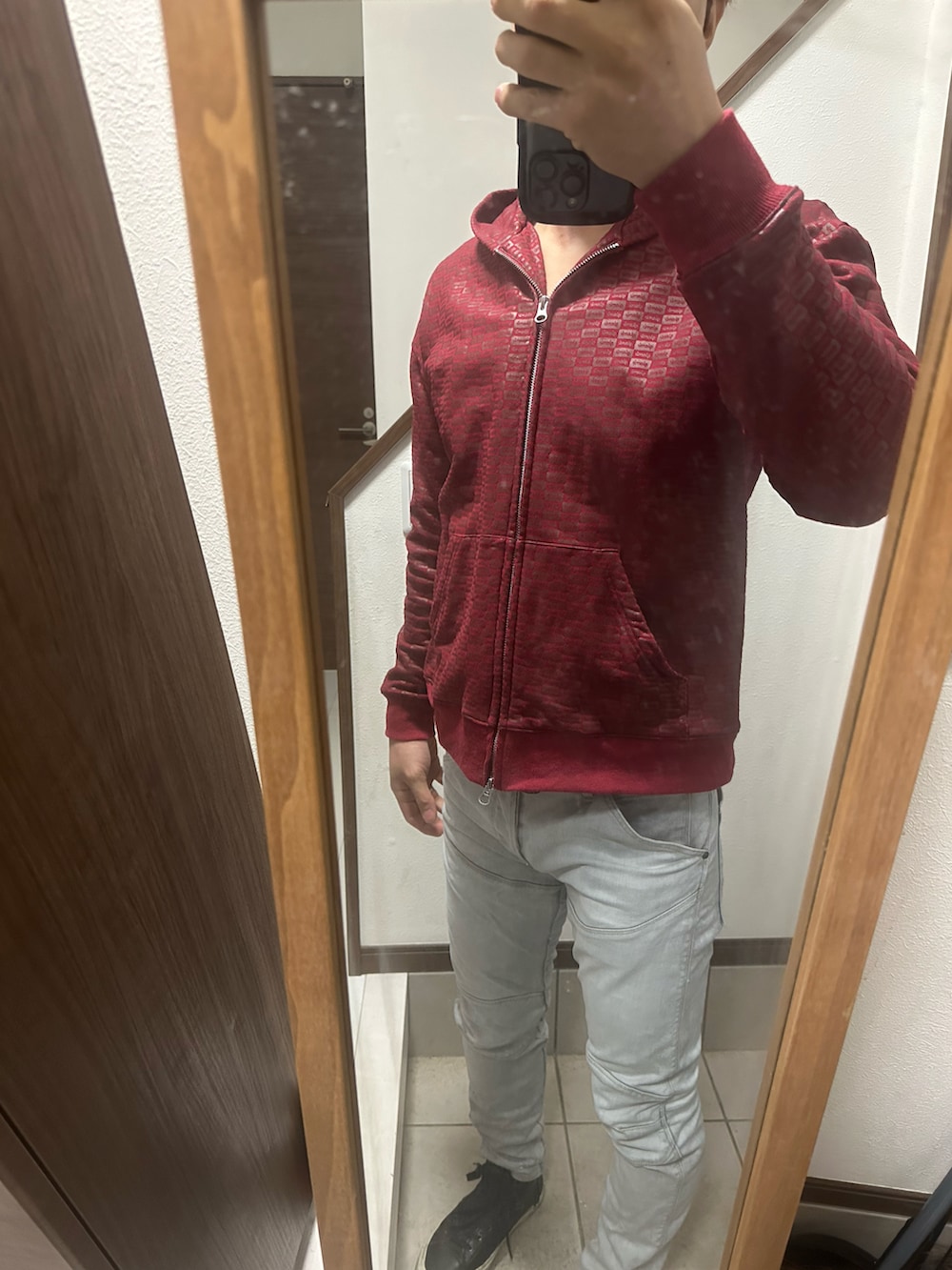 「秋コーデ、シンプルコーデ、今日のコーデ、スニーカー、パーカー、デニムパンツ、デニム、グレー、赤、Diesel、グラム(glamb)、ジースター・ロゥ(G-STAR RAW)」｜「glambのBox logo pattern hoodie / ボックスロゴパターンフーディ―（パーカー、レッド系）」を使った、ヒーボーさん（メンズ・177cm）の秋コーディネートの2枚目の写真