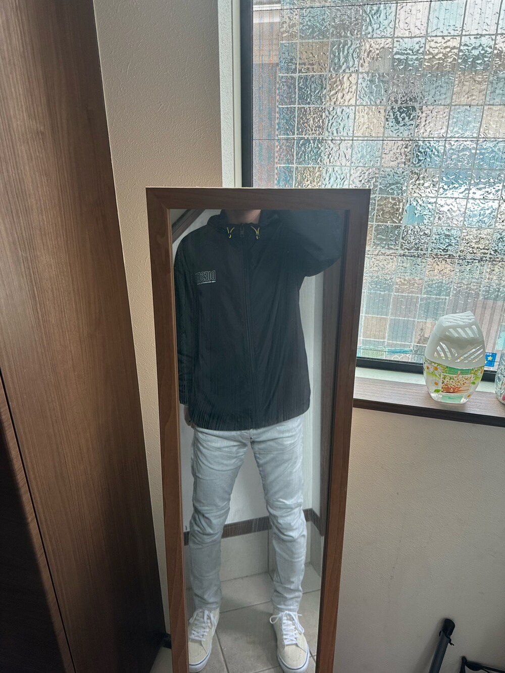「シンプル、今日のコーデ、デニムパンツ、スニーカー、雨の日コーデ、マウンテンパーカー、Diesel、ジースター・ロゥ(G-STAR RAW)、VANS」｜「DIESELのメンズ ナイロンパーカー ポケッタブル ナイロン（ナイロンジャケット、ブラック系）」を使った、ヒーボーさん（メンズ・177cm）の春コーディネートの2枚目の写真