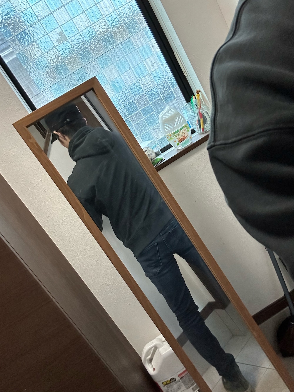 「シンプル、休日スタイル、デニム、グレー、スニーカー、スリムパンツ、ジースター・ロゥ(G-STAR RAW)、Diesel」｜「G-STAR RAWのVULCANIC RAW LOOSE HOODED SWEATER/ロゴパーカー/オーバーサイズ（パーカー、グレー系）」を使った、ヒーボーさん（メンズ・177cm）の冬コーディネートの3枚目の写真