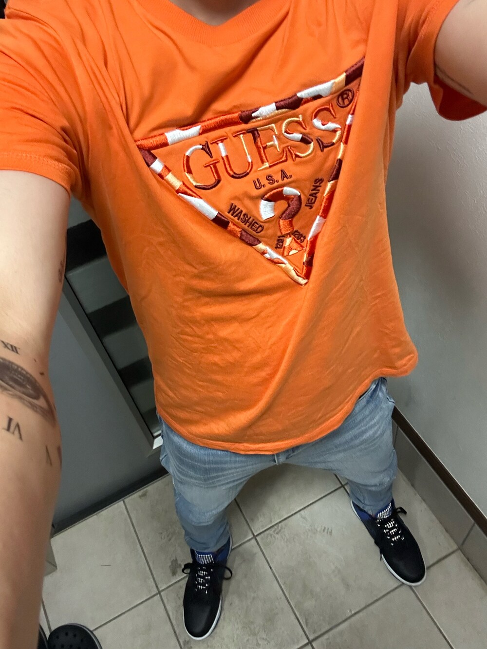 「カジュアル、シンプル、NIKE、Tシャツ、スニーカーコーデ、今日のコーデ、オレンジ、ゲス、ジョーダン」｜「GuessのGad Tee（Tシャツ/カットソー、オレンジ系）」を使った、ヒーボーさん（メンズ・177cm）の夏コーディネートの2枚目の写真