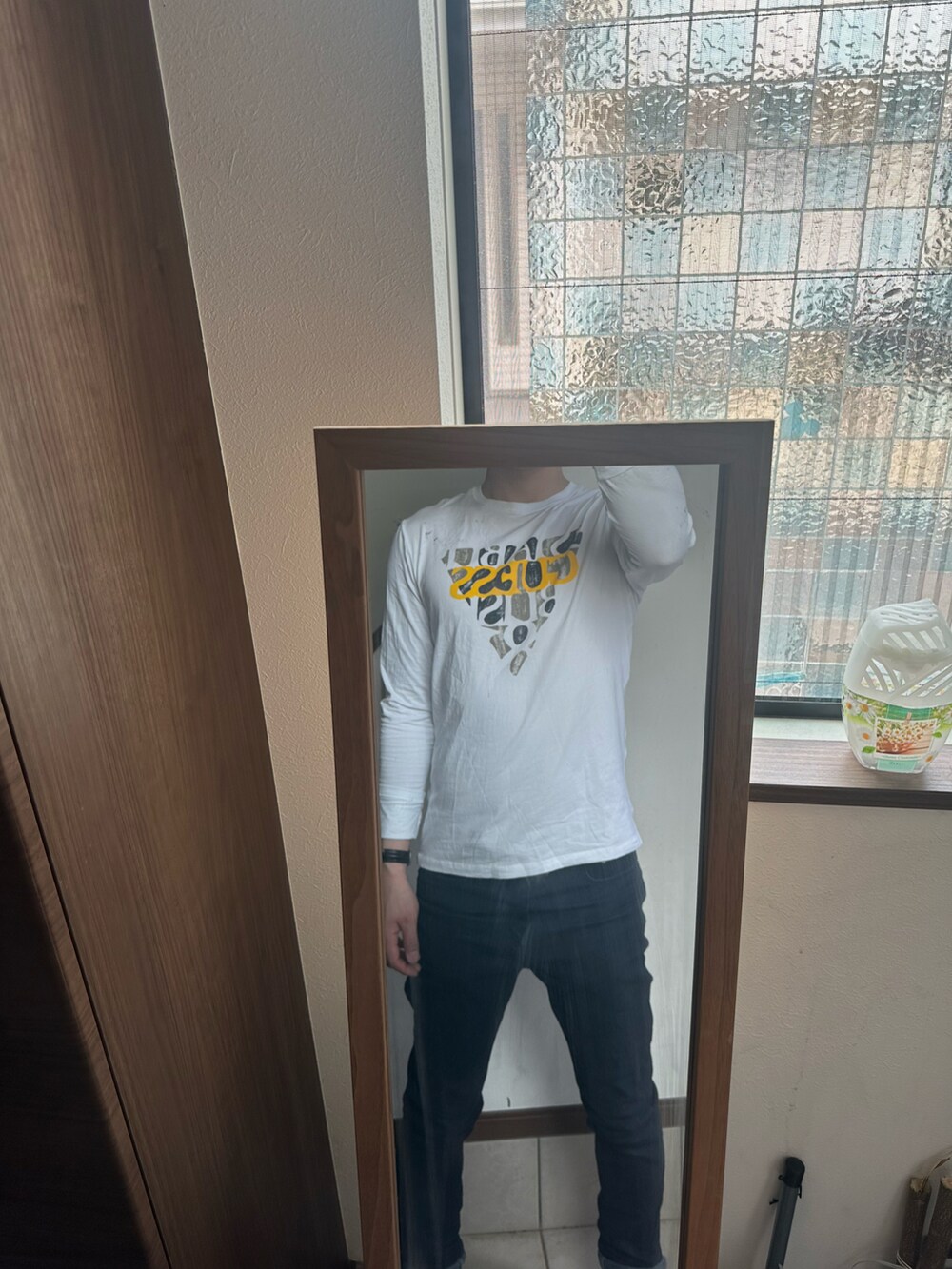 「カジュアルコーデ、シンプル、スニーカー、スニーカーコーデ、NIKE、Tシャツ×デニム、デニムパンツ、ジョーダン、ゲス、ゲス(GUESS)、サルエルデニム」｜「GuessのBlurri L/S Tee（Tシャツ/カットソー、ホワイト系）」を使った、ヒーボーさん（メンズ・177cm）の夏コーディネートの3枚目の写真