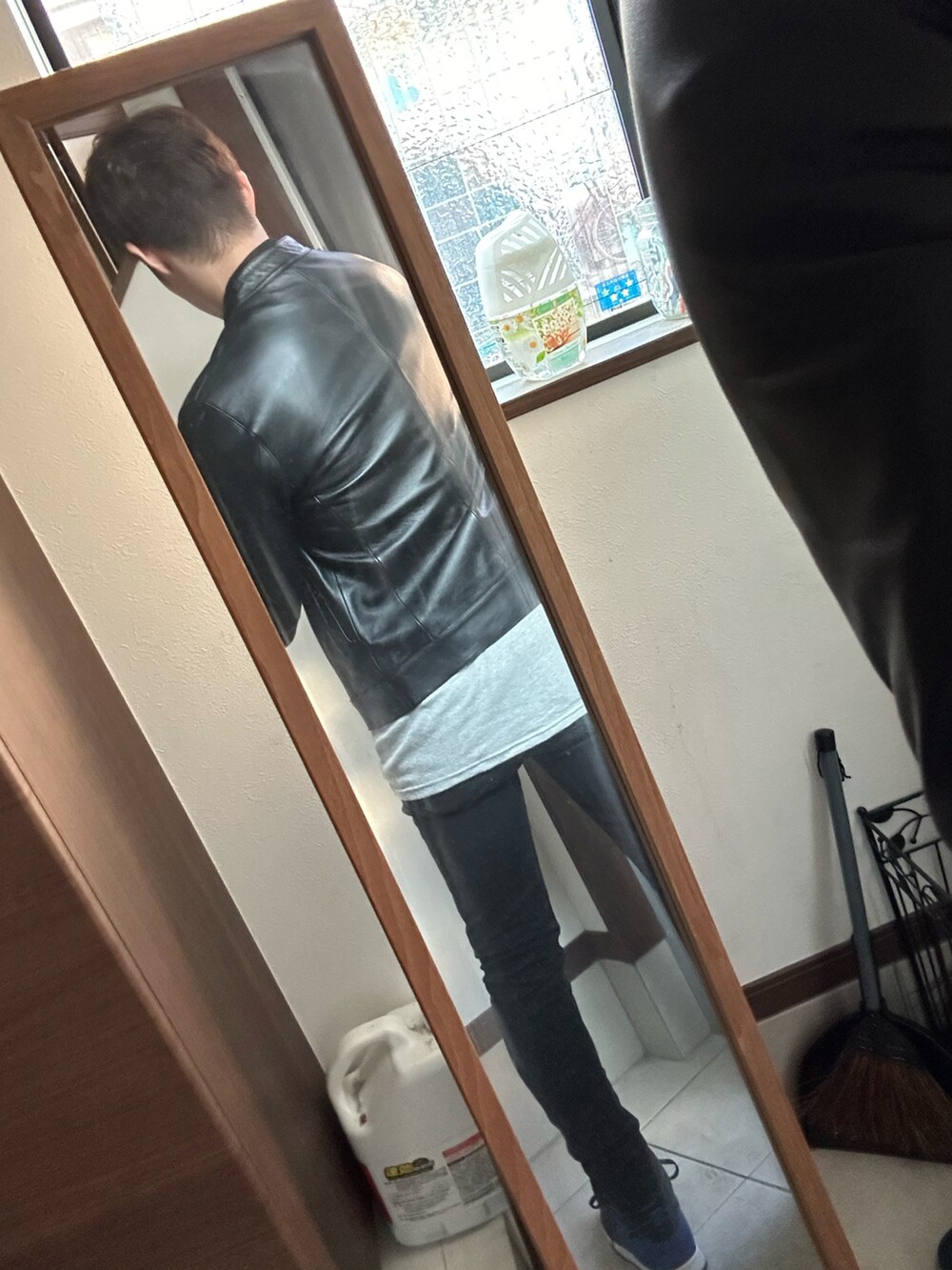 「あけましておめでとうございます！、休日スタイル、メンズコーデ、デニムパンツ、今日のコーデ、ワントーンコーデ、レザージャケット、ライダース、レイヤードスタイル、エアジョーダン、MK MICHEL KLEIN、ヒステリックグラマー、リーバイス、ナイキ」｜「MK MICHEL KLEIN HOMME のLAMB NAPPA レザーブルゾン（ライダースジャケット、ブラック系）」を使った、ヒーボーさん（メンズ・177cm）の冬コーディネートの3枚目の写真