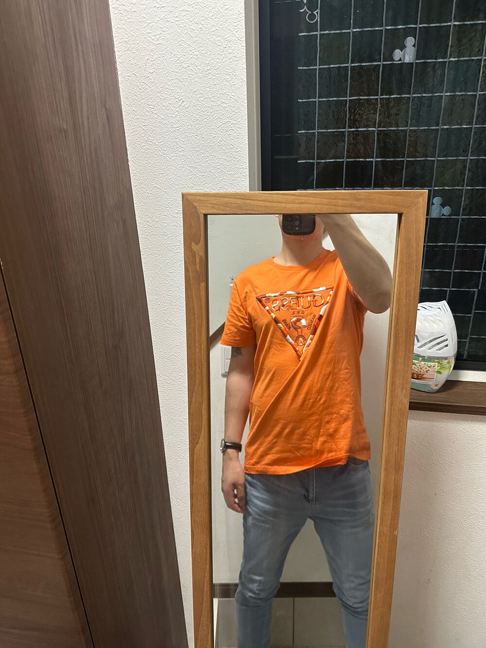 「カジュアル、シンプル、NIKE、Tシャツ、スニーカーコーデ、今日のコーデ、オレンジ、ゲス、ジョーダン」｜「GuessのGad Tee（Tシャツ/カットソー、オレンジ系）」を使った、ヒーボーさん（メンズ・177cm）の夏コーディネートの3枚目の写真