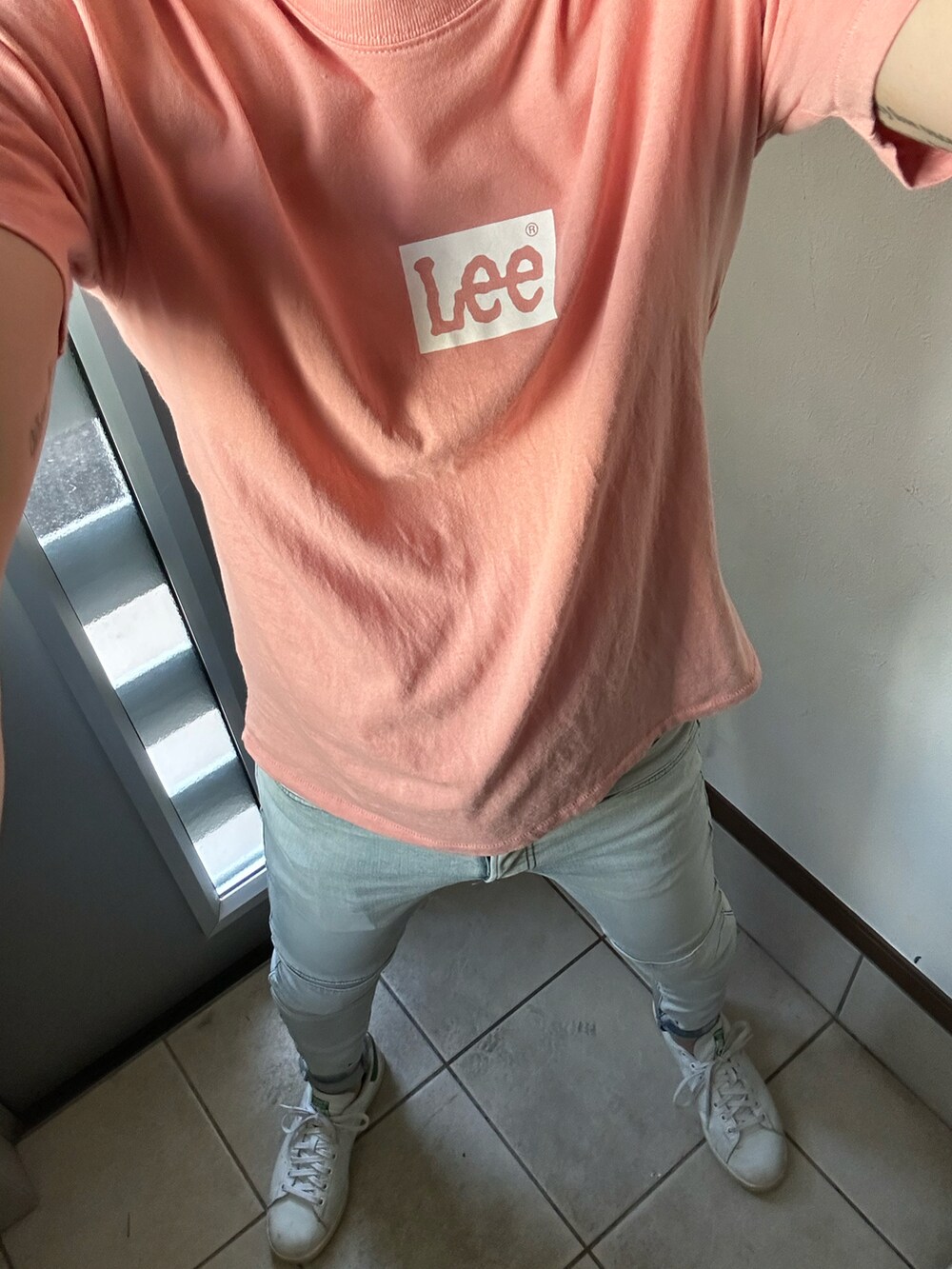 「今日のコーデ、カジュアルコーデ、デニム、Ｔシャツ、スニーカーコーデ、シンプルコーデ、シンプル、ピンク、LEE、ジースター・ロゥ(G-STAR RAW)、アディダス、ピンクTシャツ、Tシャツ×デニム」｜「Leeのアイテム（Tシャツ/カットソー、ピンク系）」を使った、ヒーボーさん（メンズ・177cm）の夏コーディネートの2枚目の写真