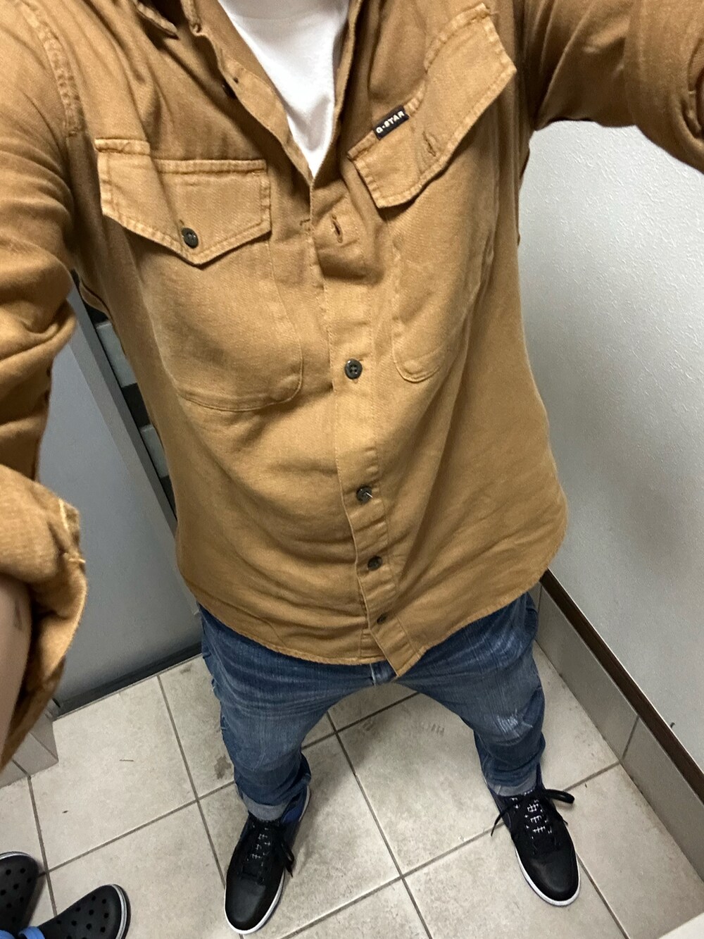 「お出かけコーデ、今日のコーデ、スニーカー、カジュアル、デニムパンツ、シンプル、シャツコーデ、NIKE、ブラウンシャツ、エアージョーダン、ジースター・ロゥ(G-STAR RAW)、コムサイズム」｜「G-STAR RAWのMARINE SLIM SHIRT/デニムシャツ（シャツ/ブラウス、ベージュ系）」を使った、ヒーボーさん（メンズ・177cm）の夏コーディネートの2枚目の写真