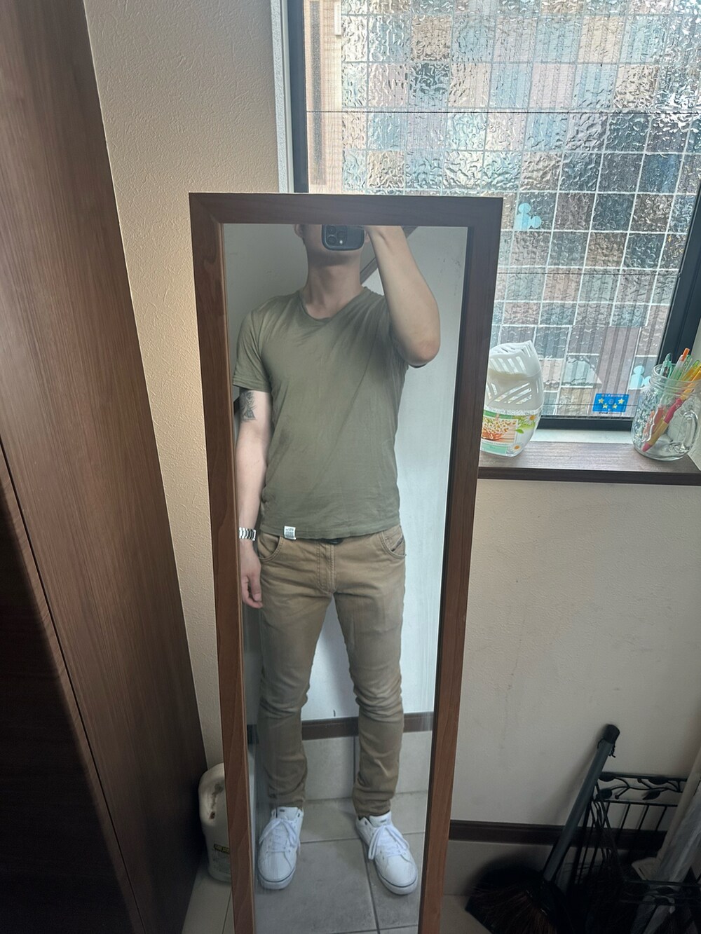 「シンプルコーデ、おしゃれさんと繋がりたい、淡色コーデ、Tシャツ、ブラウン、スニーカーコーデ、ミリタリー、シンプル、アースカラー、カーキ」｜「AZUL by moussyのアイテム（Tシャツ/カットソー、グリーン系）」を使った、ヒーボーさん（メンズ・177cm）の秋コーディネートの3枚目の写真