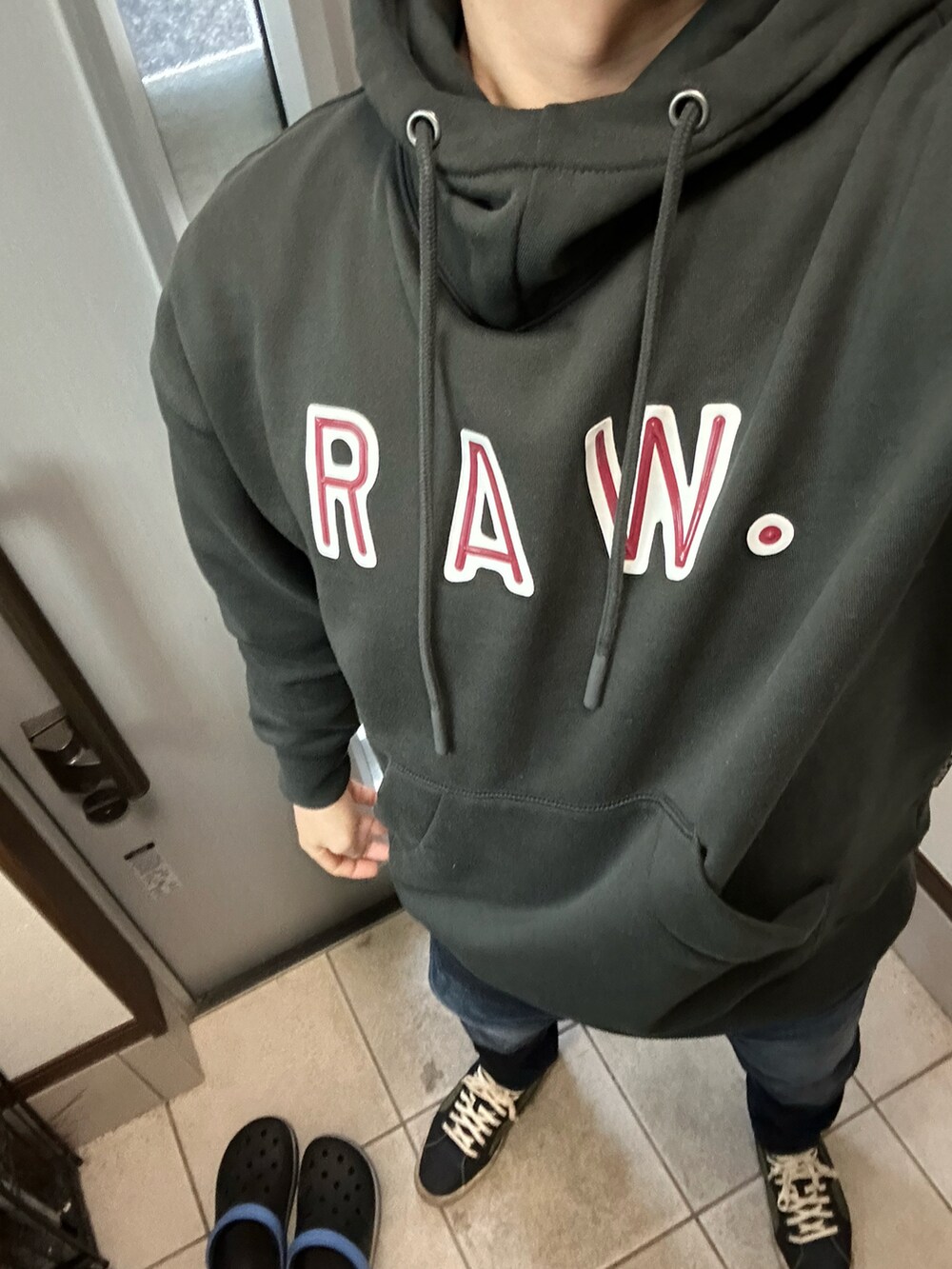 「シンプル、休日スタイル、デニム、グレー、スニーカー、スリムパンツ、ジースター・ロゥ(G-STAR RAW)、Diesel」｜「G-STAR RAWのVULCANIC RAW LOOSE HOODED SWEATER/ロゴパーカー/オーバーサイズ（パーカー、グレー系）」を使った、ヒーボーさん（メンズ・177cm）の冬コーディネートの2枚目の写真