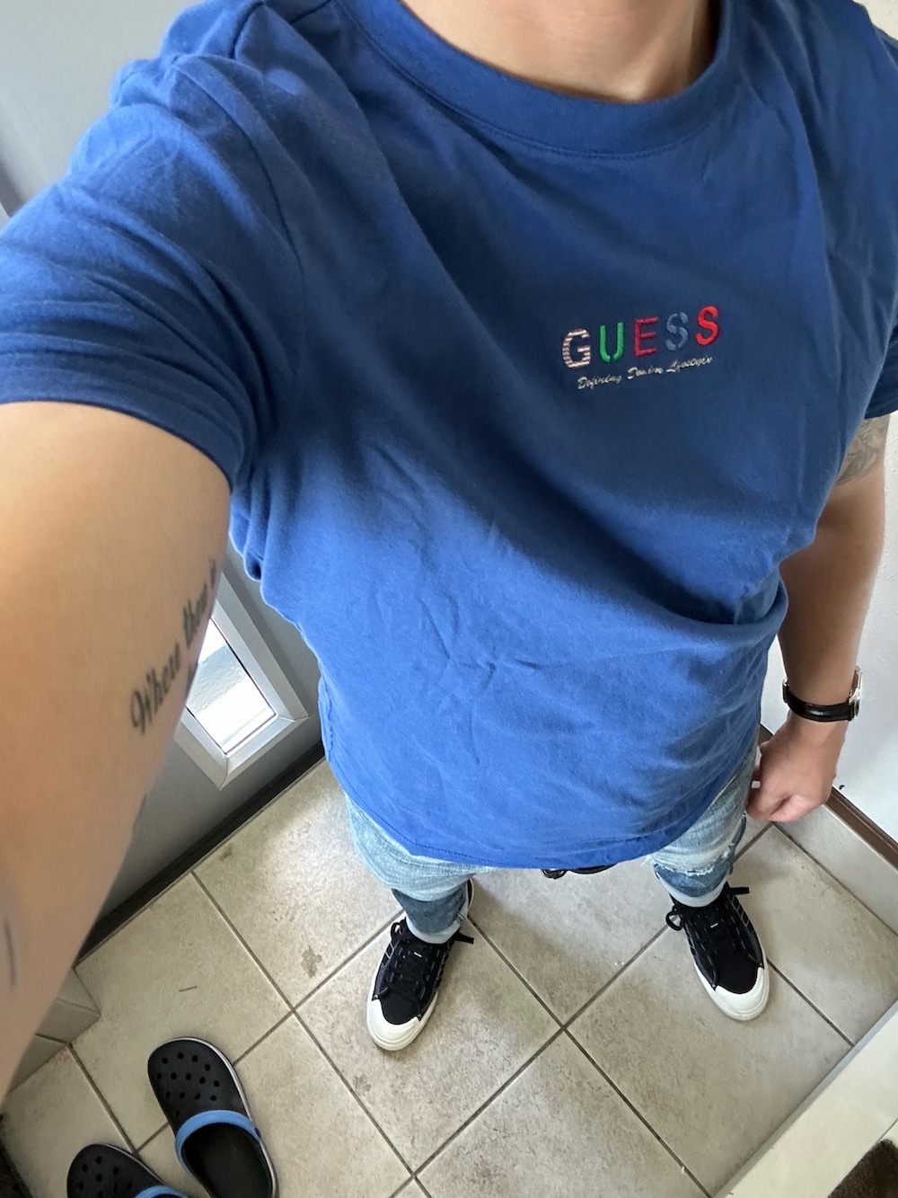 「夏コーデ、シンプルスタイル、デニムパンツ、Tシャツ、アディダス、シンプルコーデ、ディーゼル、ゲス、ジョグジーンズ、青、今日のコーデ」｜「GuessのUnisex Embroidered Rainbow Logo Tee（Tシャツ/カットソー、ブルー系）」を使った、ヒーボーさん（メンズ・177cm）の夏コーディネートの2枚目の写真