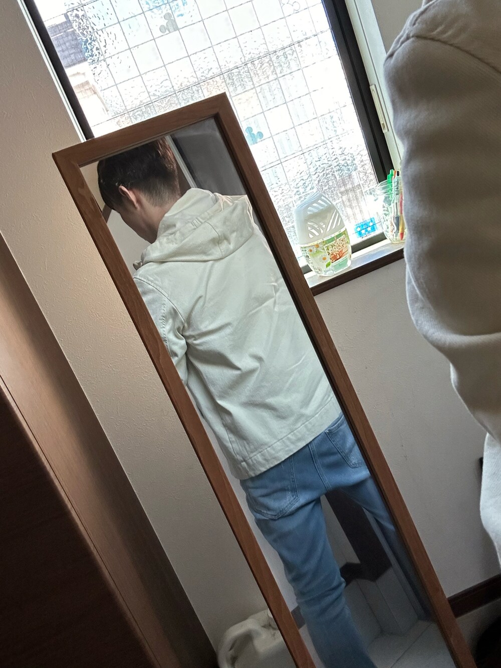 「カジュアルコーデ、今日のコーデ、シンプルスタイル、ブルゾン、トレーナー、ホワイト、VANS、ベージュ、ZARA、ヒステリックグラマー、スニーカーコーデ、スニーカー、クリスマス、スウェット」｜「HYSTERIC GLAMOURのVIXEN SCRATCH スウェット（スウェット、ブラック系）」を使った、ヒーボーさん（メンズ・177cm）の冬コーディネートの3枚目の写真